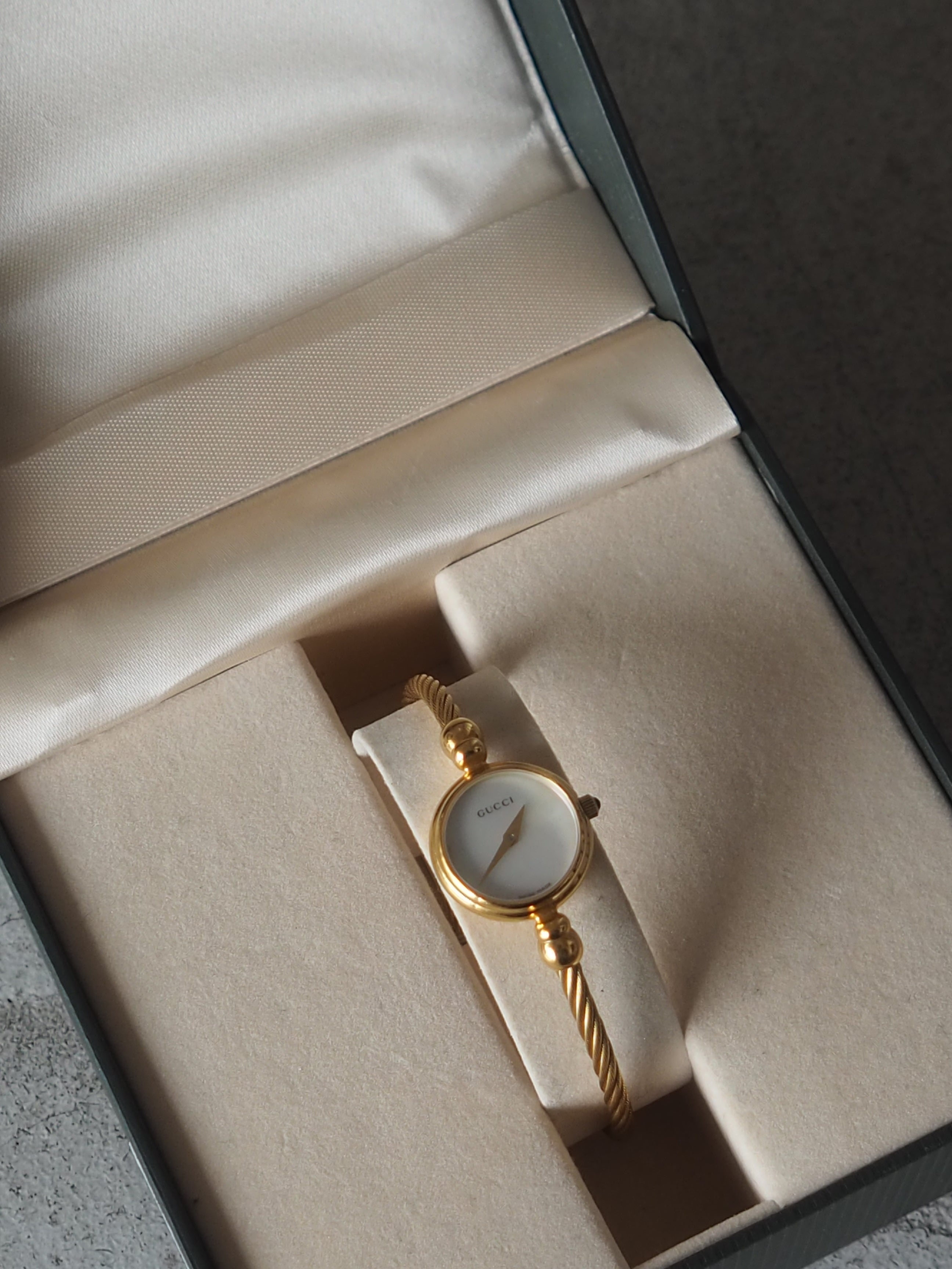 GUCCI Shell Bangle Watch