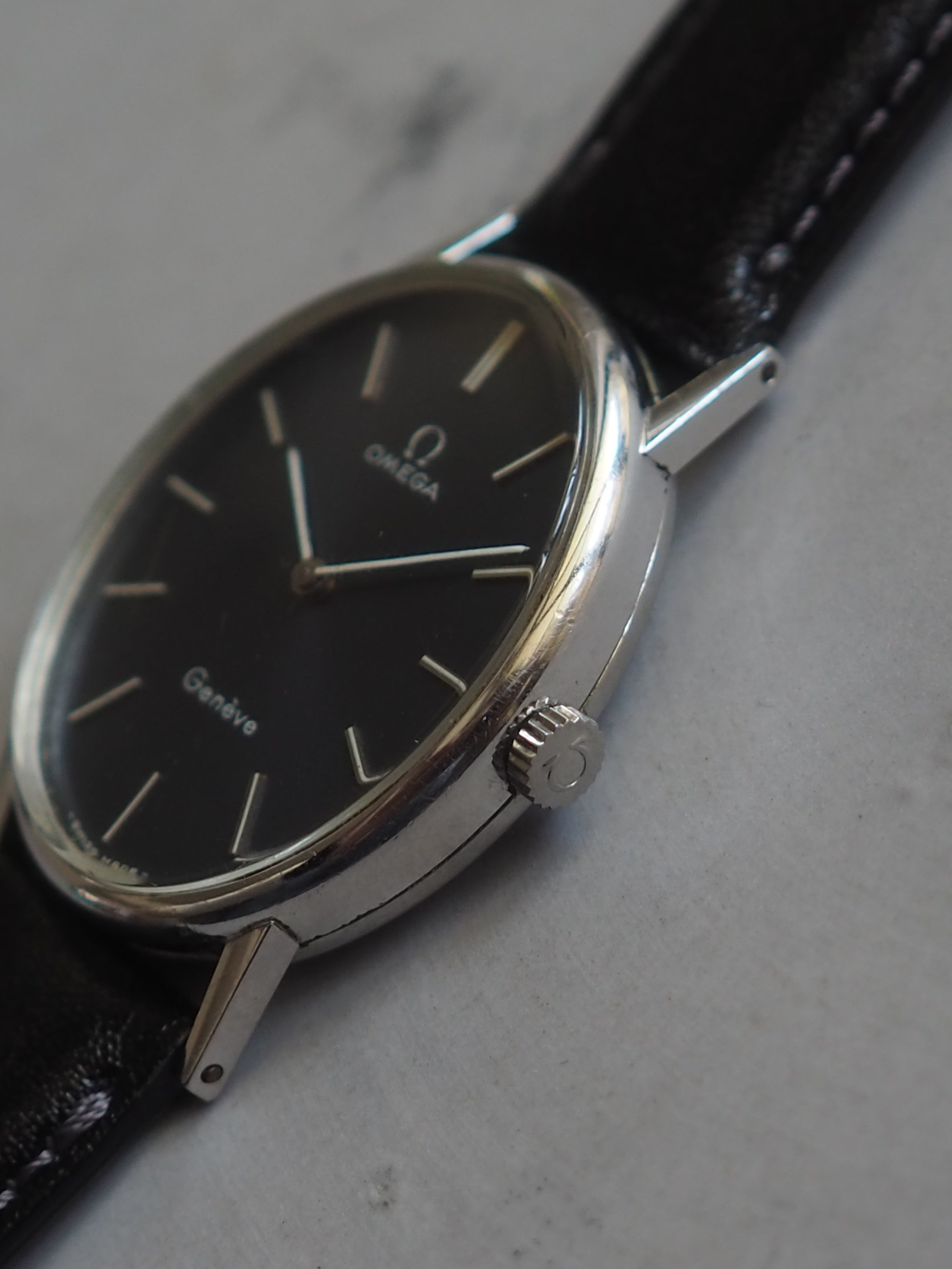 OMEGA Genève Oval Watch