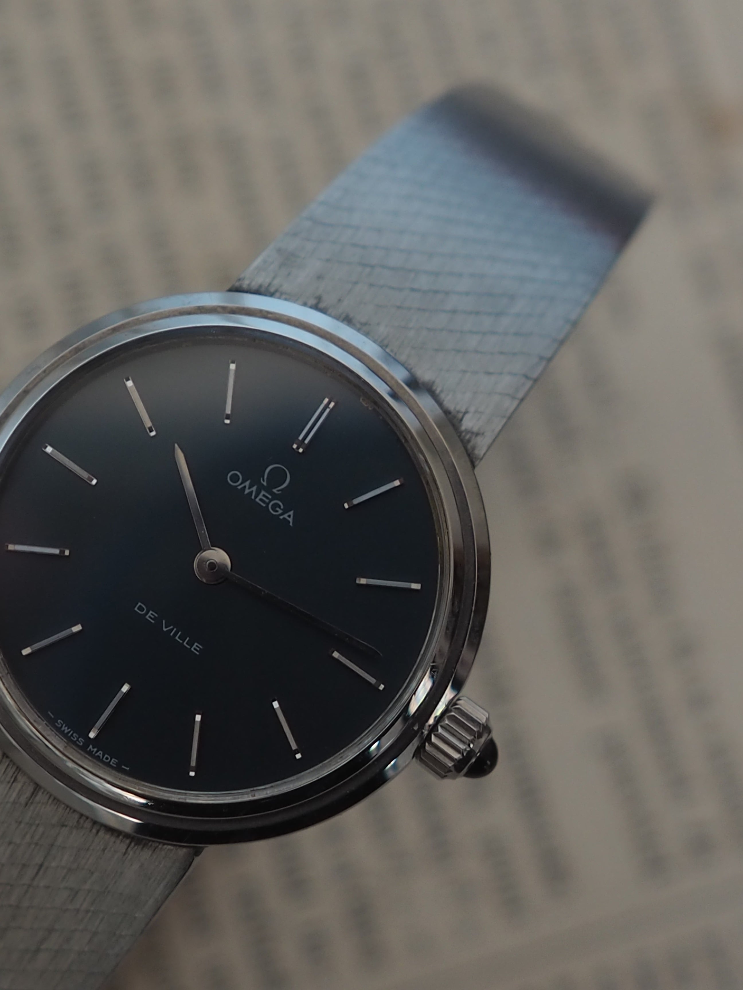 OMEGA DE VILLE Round Watch