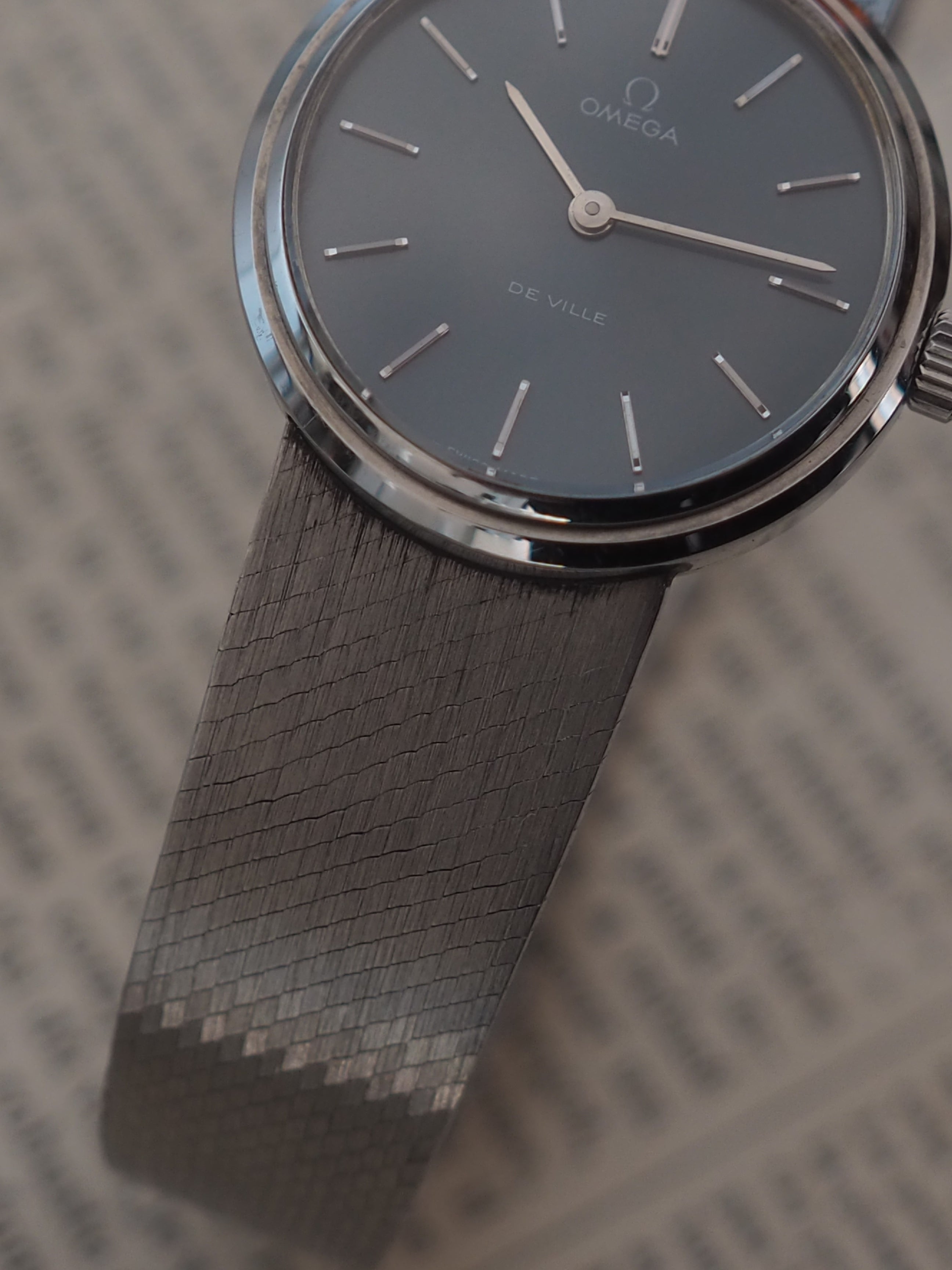 OMEGA DE VILLE Round Watch