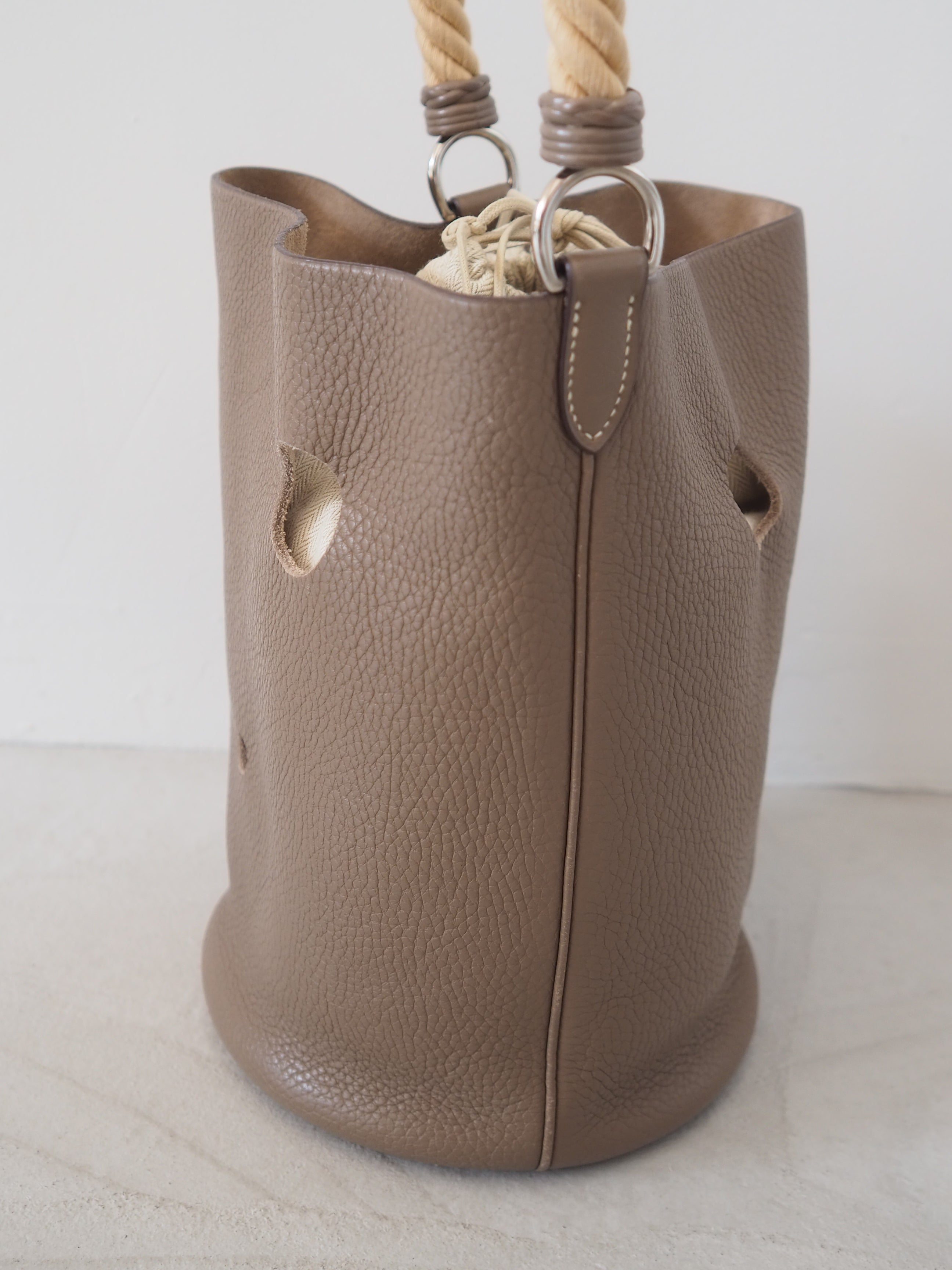 HERMÈS Mangeoire GM Shoulder Bag