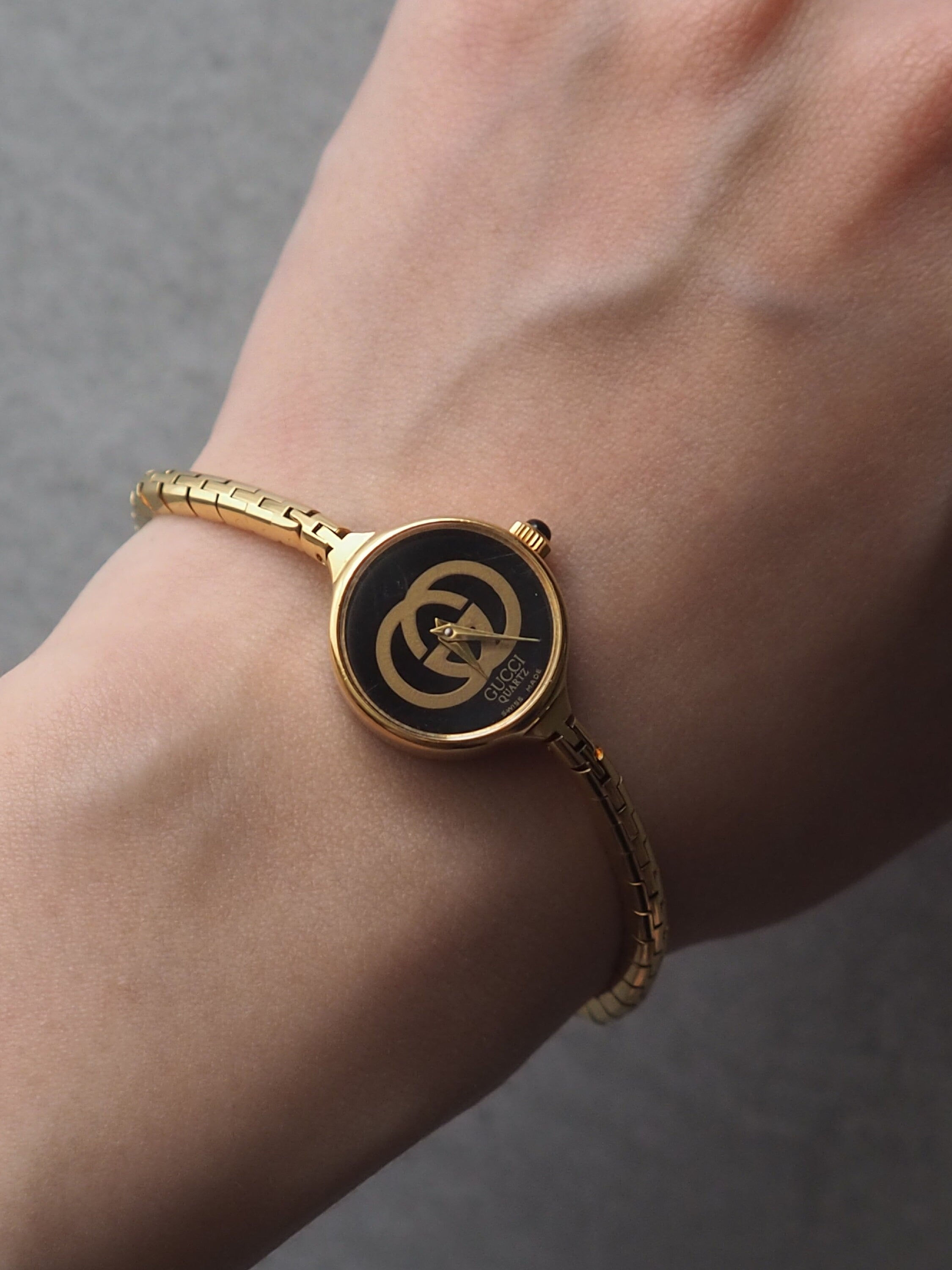 GUCCI GG Chain Watch Wristwatch Gold Black Metal Vintage Authentic