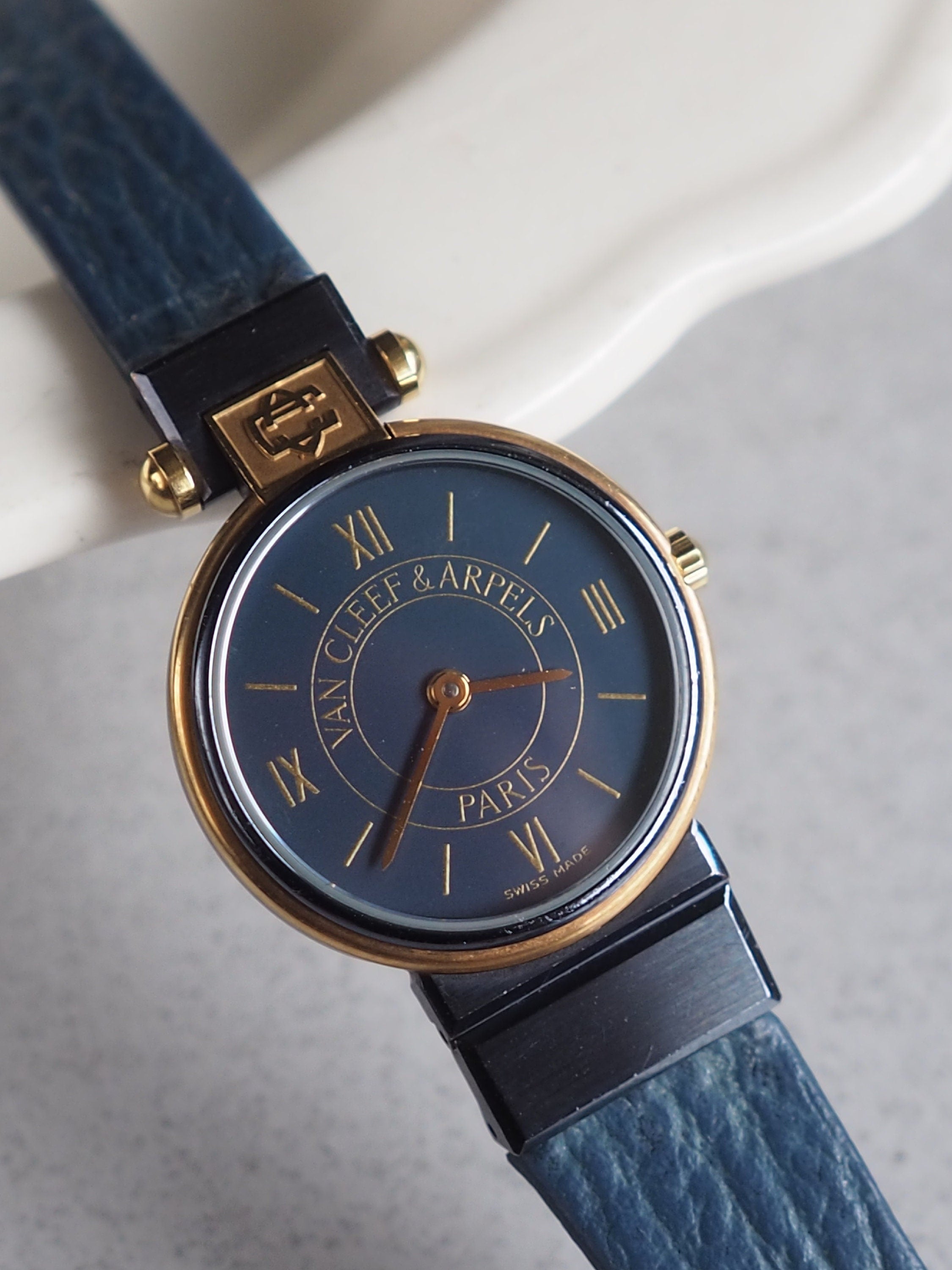 Van Cleef & Arpels La Collection Round Watch Wristwatch Gold Metal Blue Leather Ladies Vintage Authentic