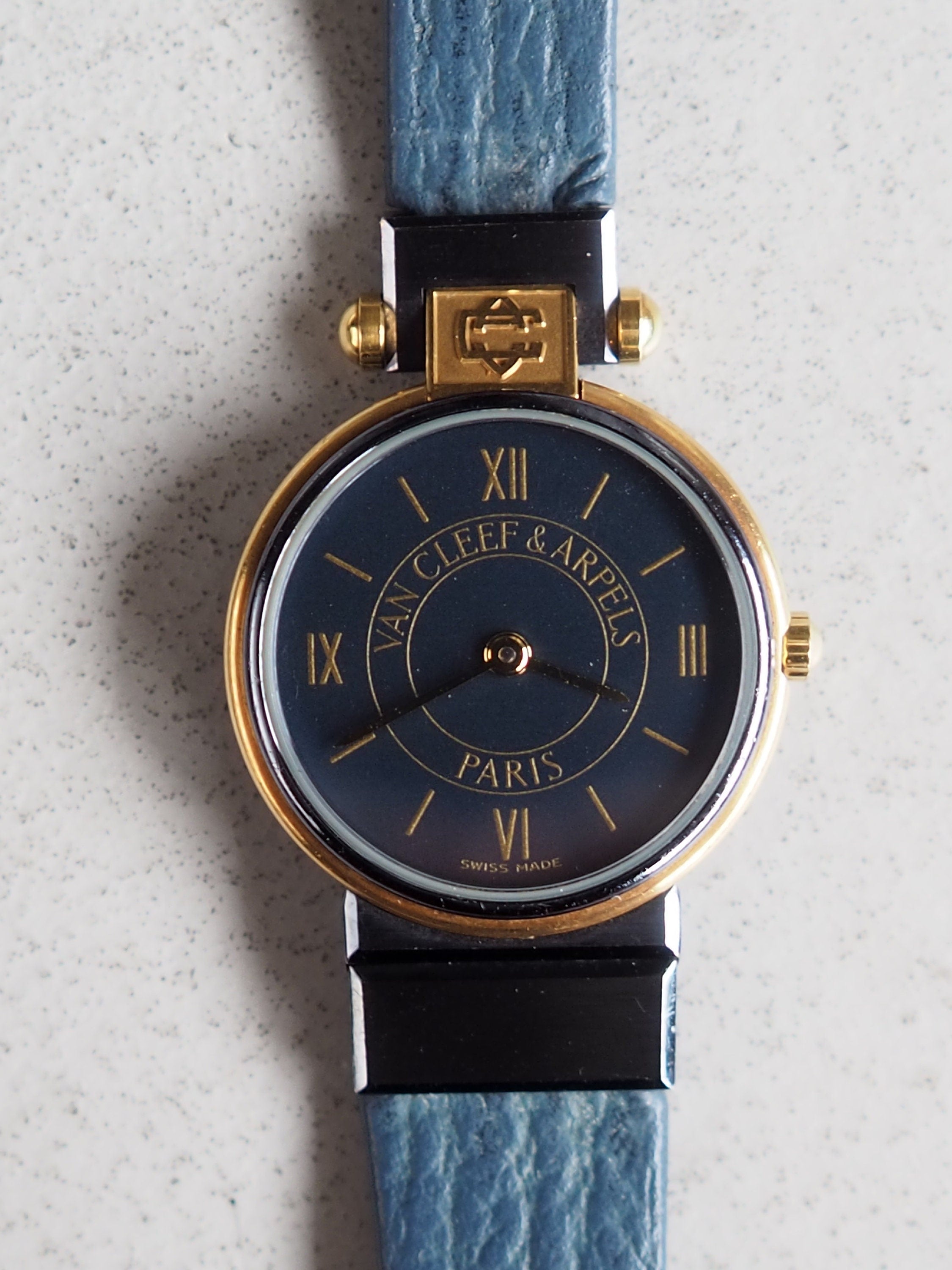 Van Cleef & Arpels La Collection Round Watch Wristwatch Gold Metal Blue Leather Ladies Vintage Authentic