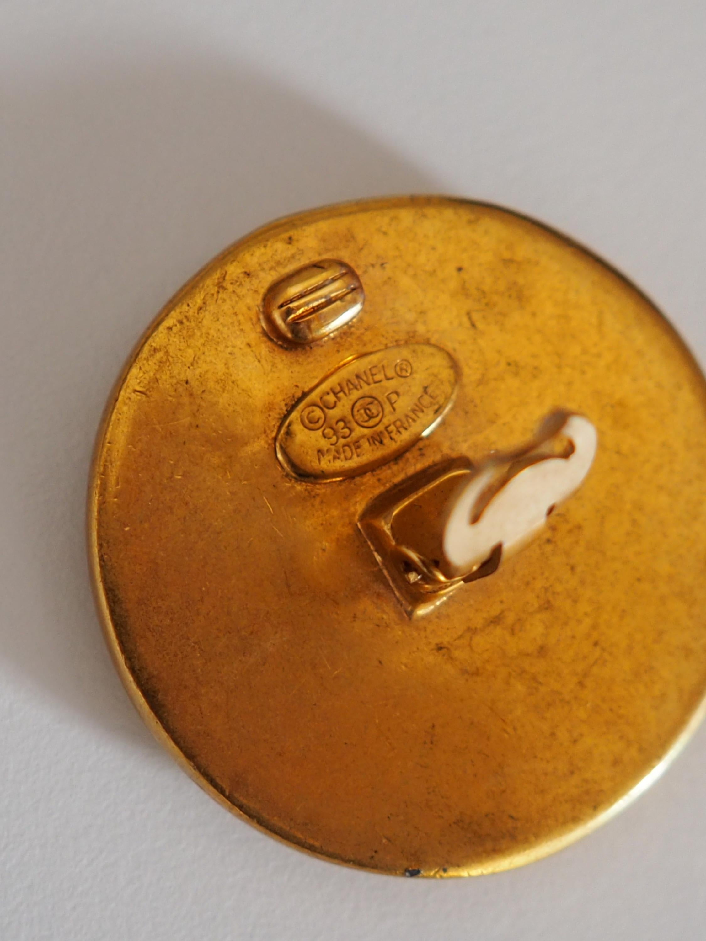 CHANEL Logo Round Clip-on Earrings Gold Black White Color Vintage Authentic