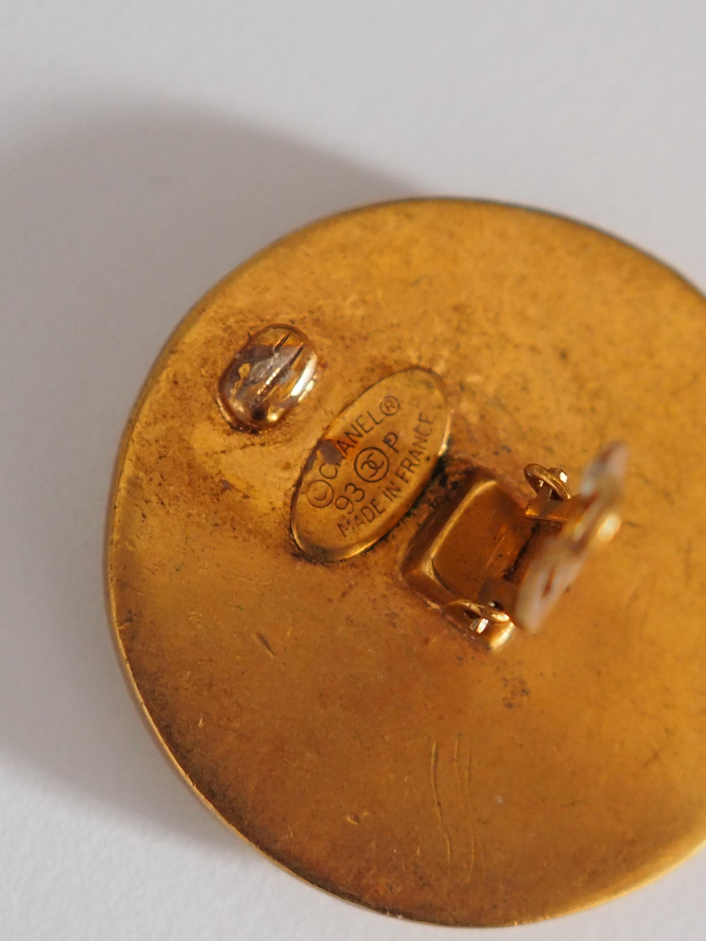 CHANEL Logo Round Clip-on Earrings Gold Black White Color Vintage Authentic