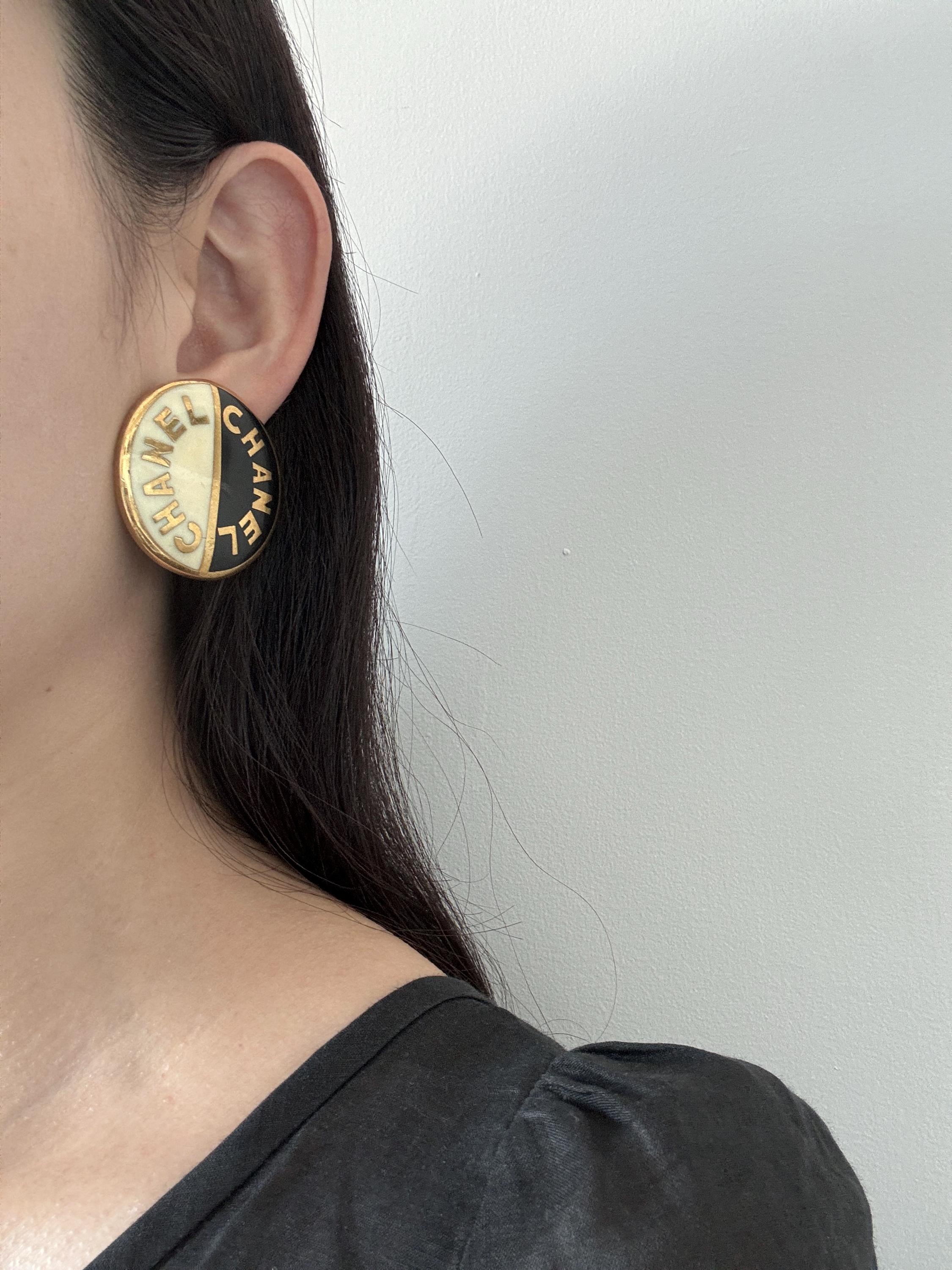 CHANEL Logo Round Clip-on Earrings Gold Black White Color Vintage Authentic