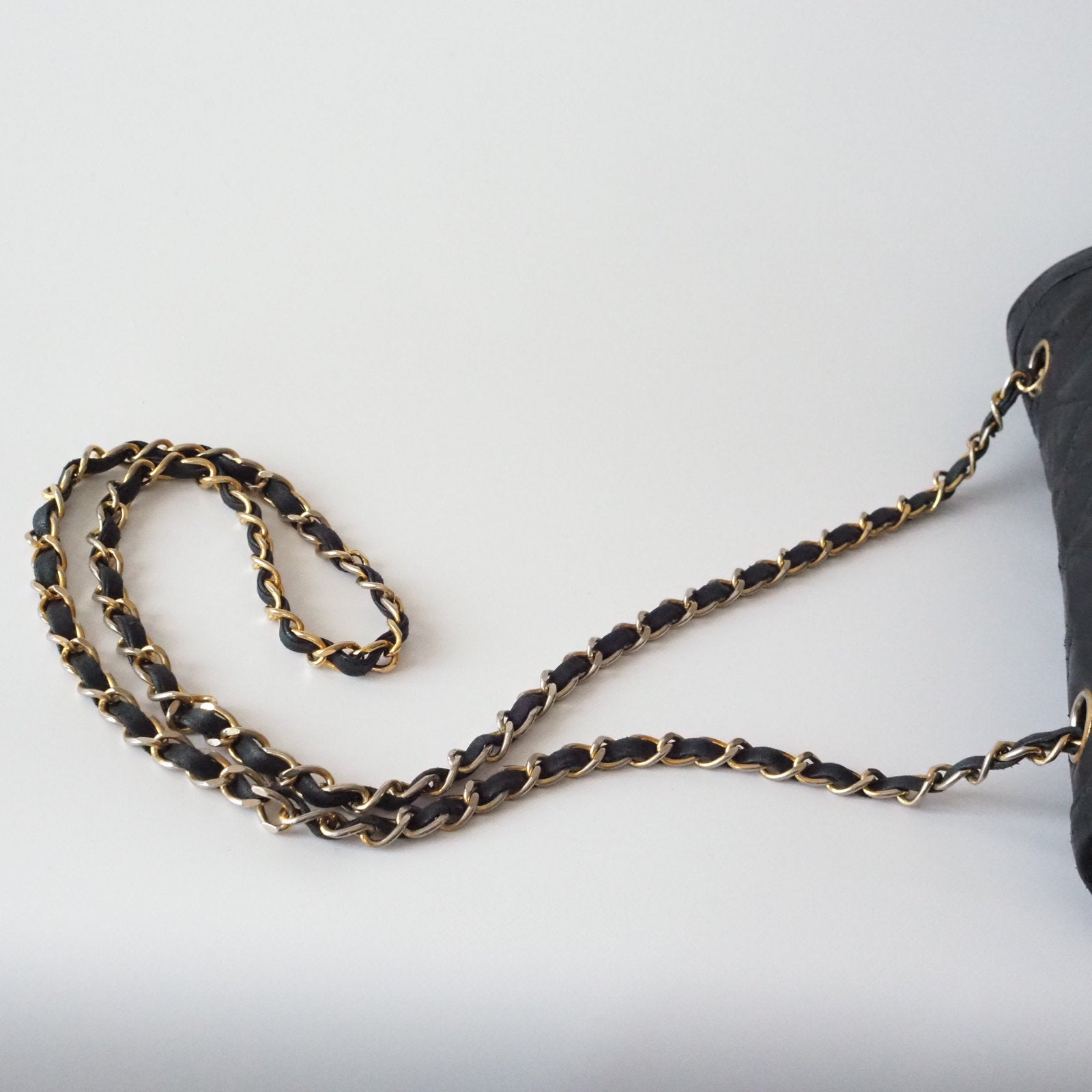 CHANEL Matelasse Quilted CC Single Chain Shoulder Bag Black Leather Vintage