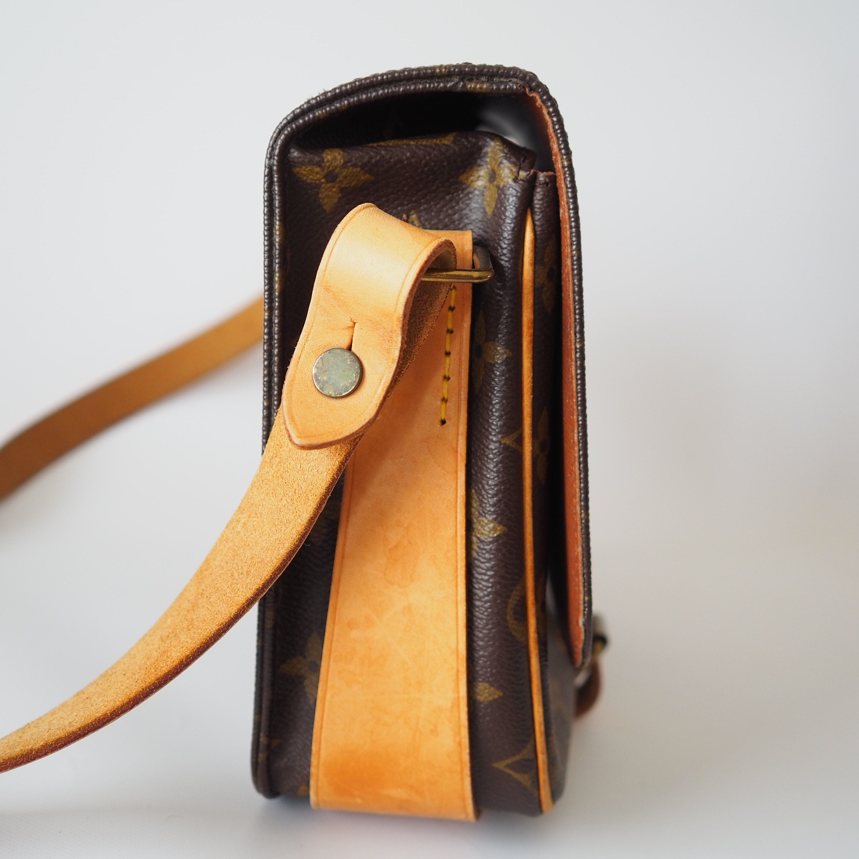 LOUIS VUITTON Authentic Monogram Cartouchiere MM Cross Body Shoulder Bag Lv Vintage