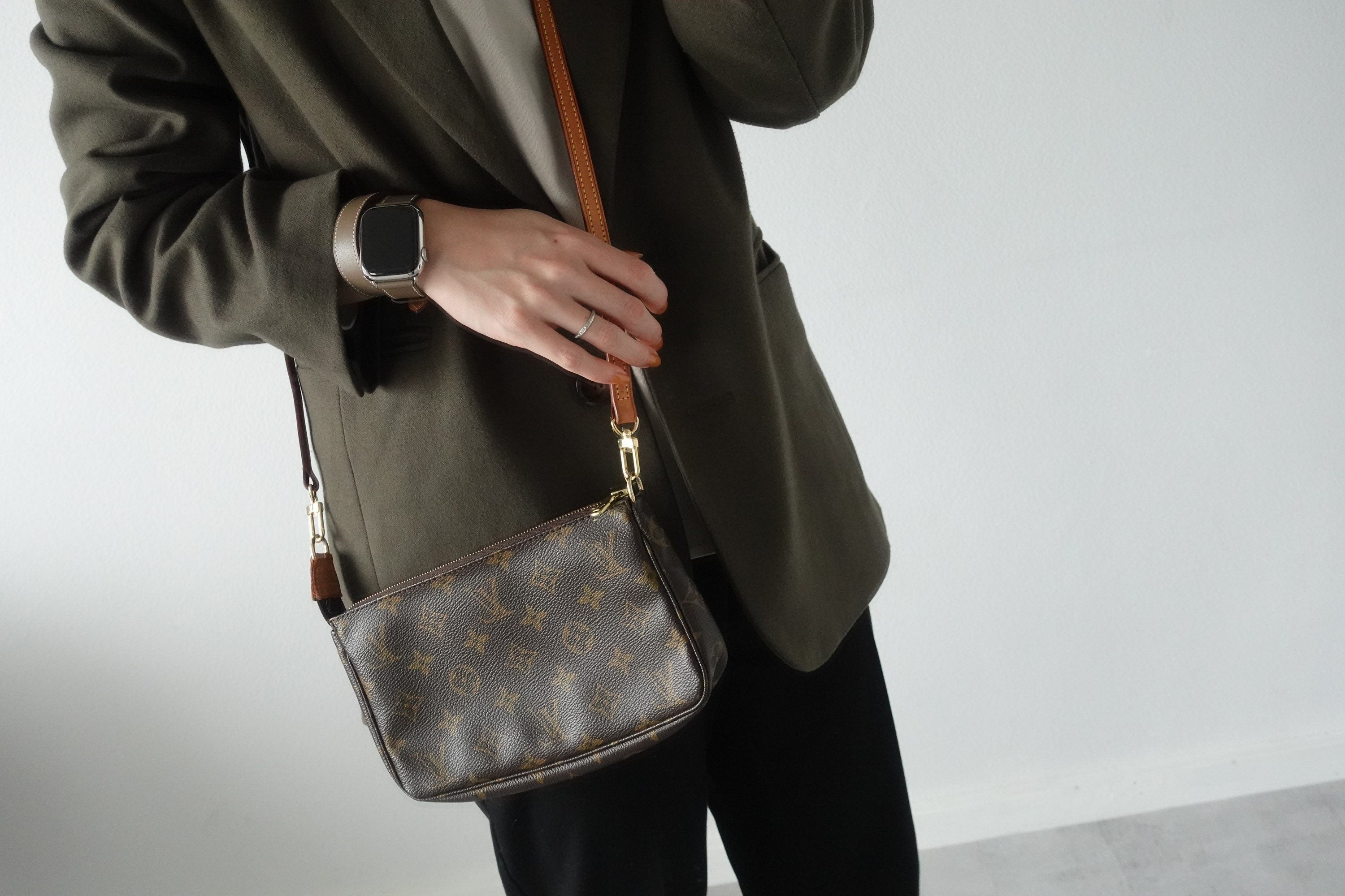 LOUIS VUITTON Monogram Pochette Accessoires Pouch Mini hand Bag With Shoulder Strap Vintage Authentic