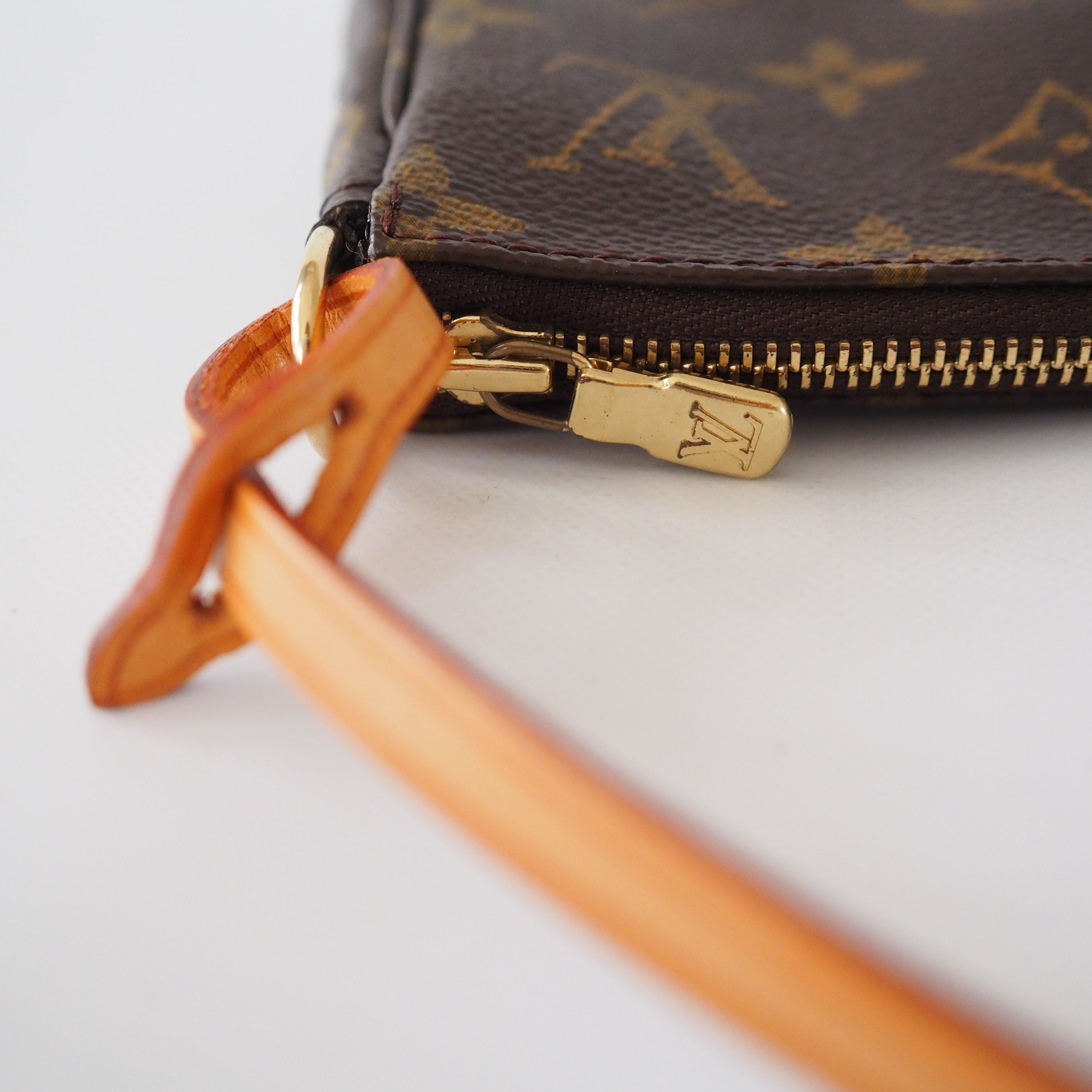 LOUIS VUITTON Monogram Pochette Accessoires Pouch Mini hand Bag With Shoulder Strap Vintage Authentic