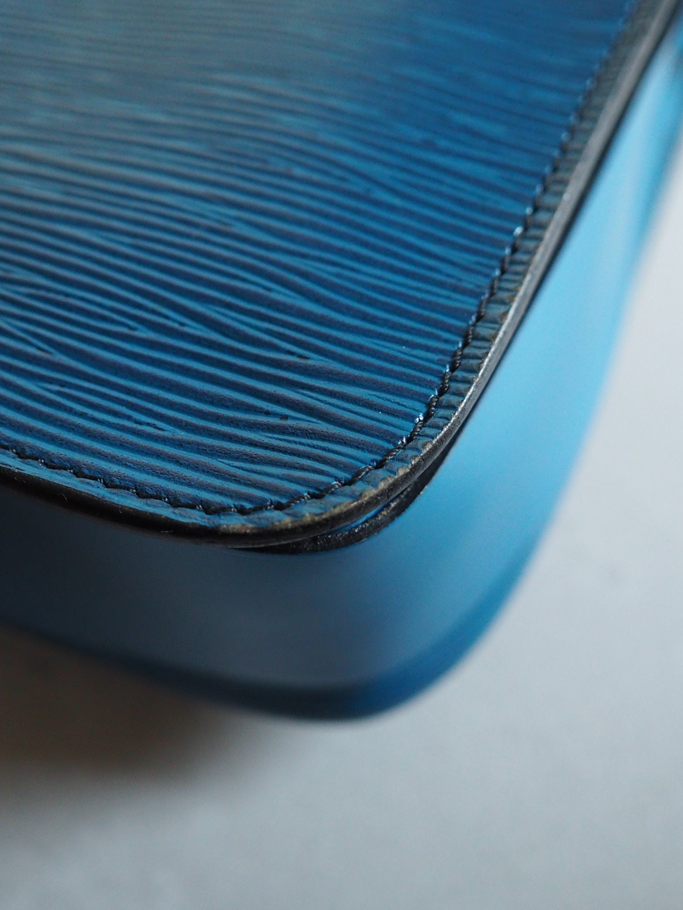 LOUIS VUITTON Epi Cartouchiere MM Cross Body Shoulder Bag Blue Lv Vintage Authentic