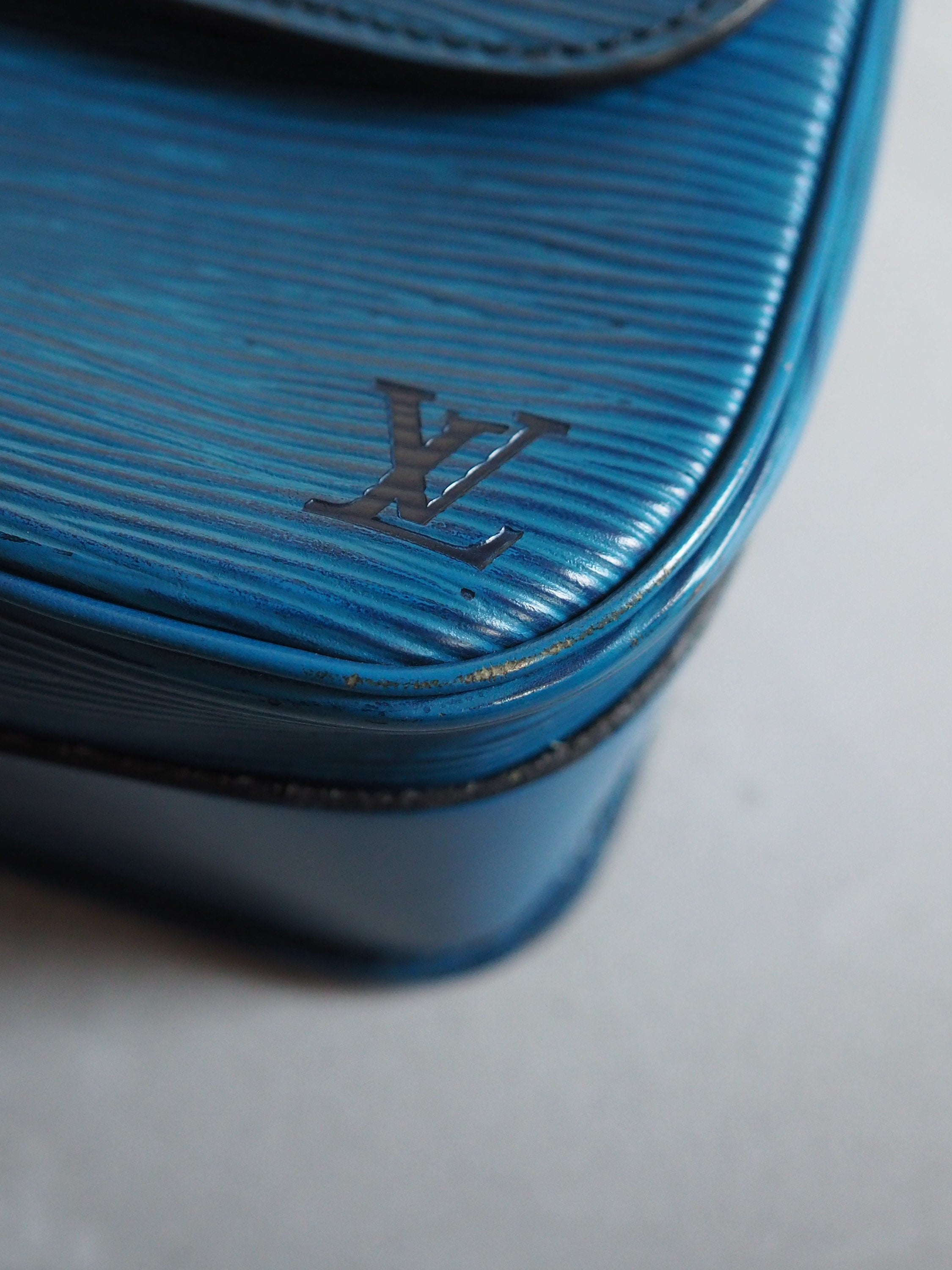 LOUIS VUITTON Epi Cartouchiere MM Cross Body Shoulder Bag Blue Lv Vintage Authentic