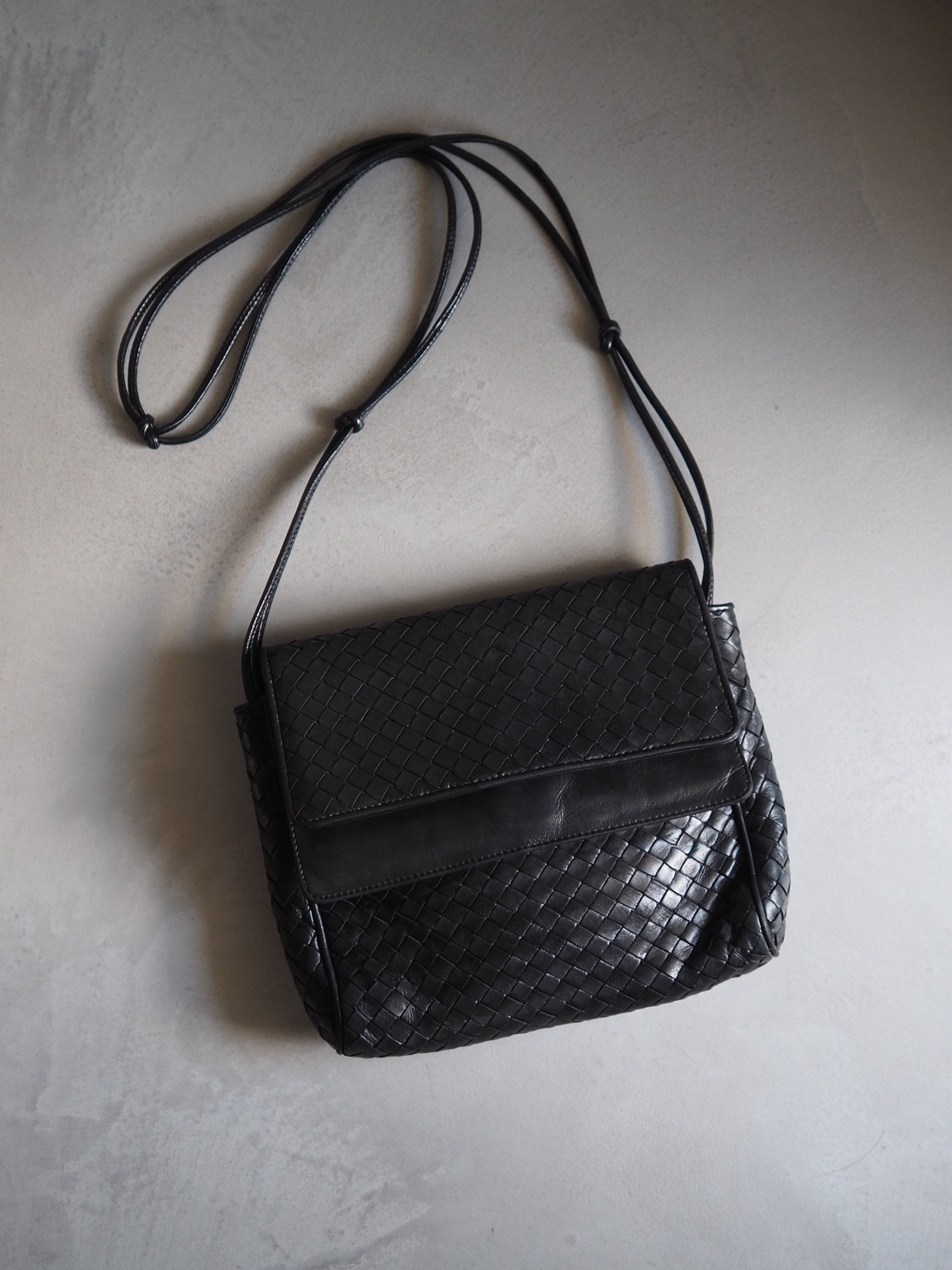 BOTTEGA VENETA Intrecciato Shoulder bag Leather Black Leather Vintage Authentic