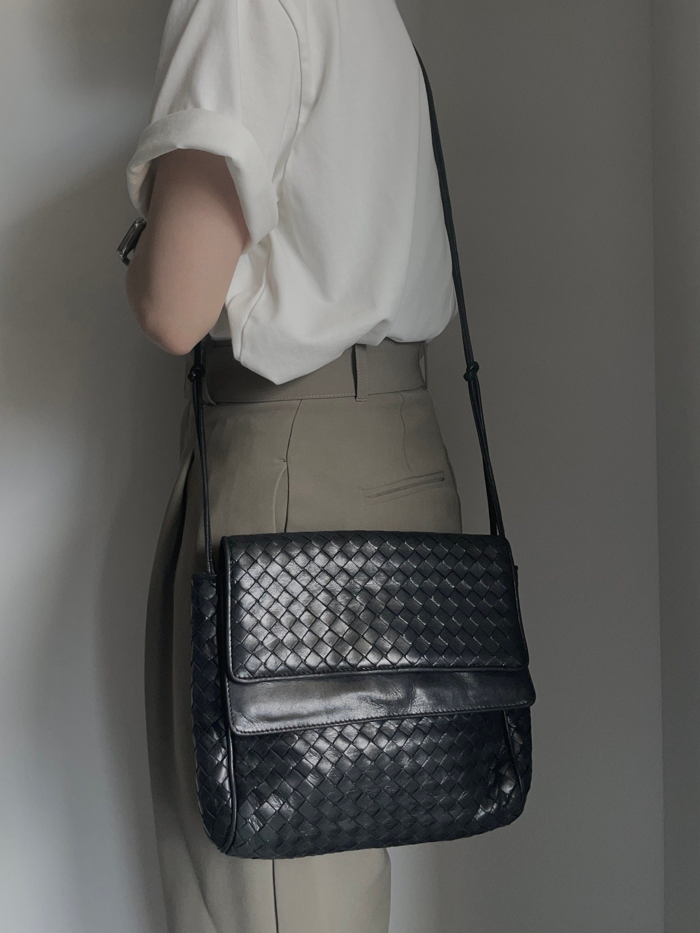 BOTTEGA VENETA Intrecciato Shoulder bag Leather Black Leather Vintage Authentic