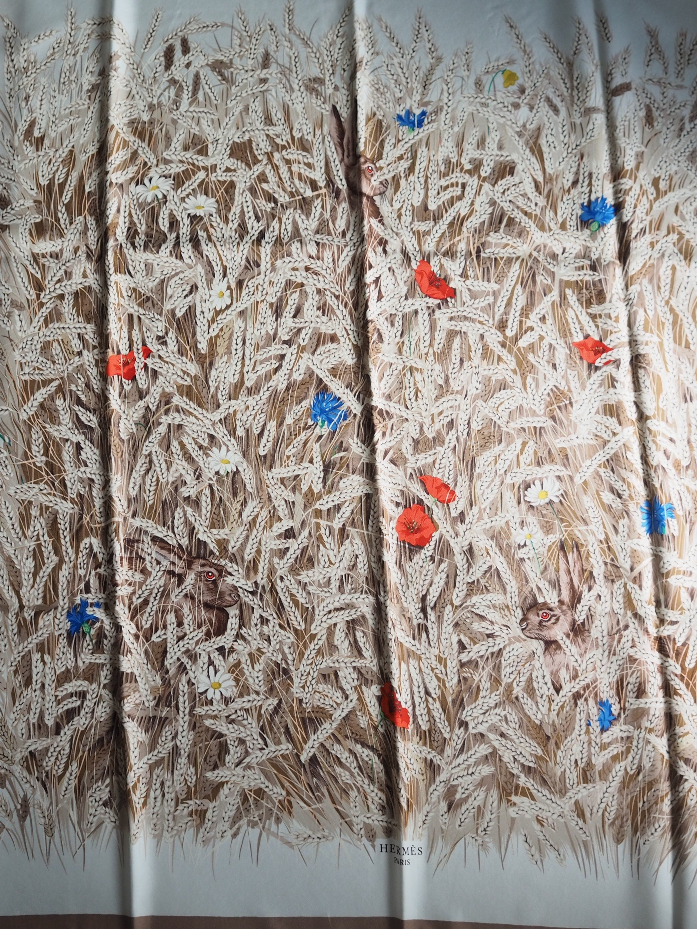 HERMES Scarf Carre 90 " Lapins Dans un Champ de " Beige Silk Rabbit Vintage Authentic