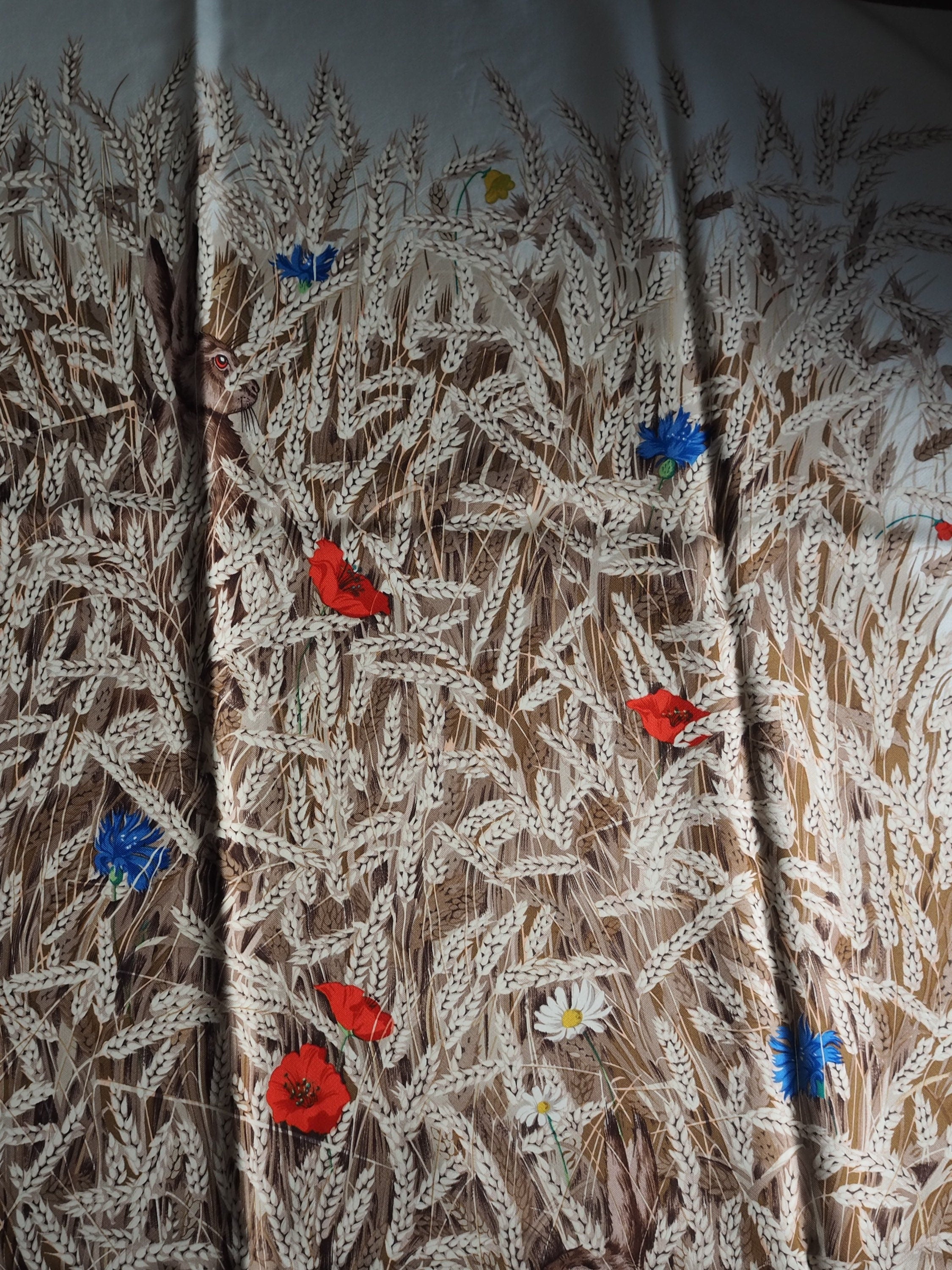 HERMES Scarf Carre 90 " Lapins Dans un Champ de " Beige Silk Rabbit Vintage Authentic