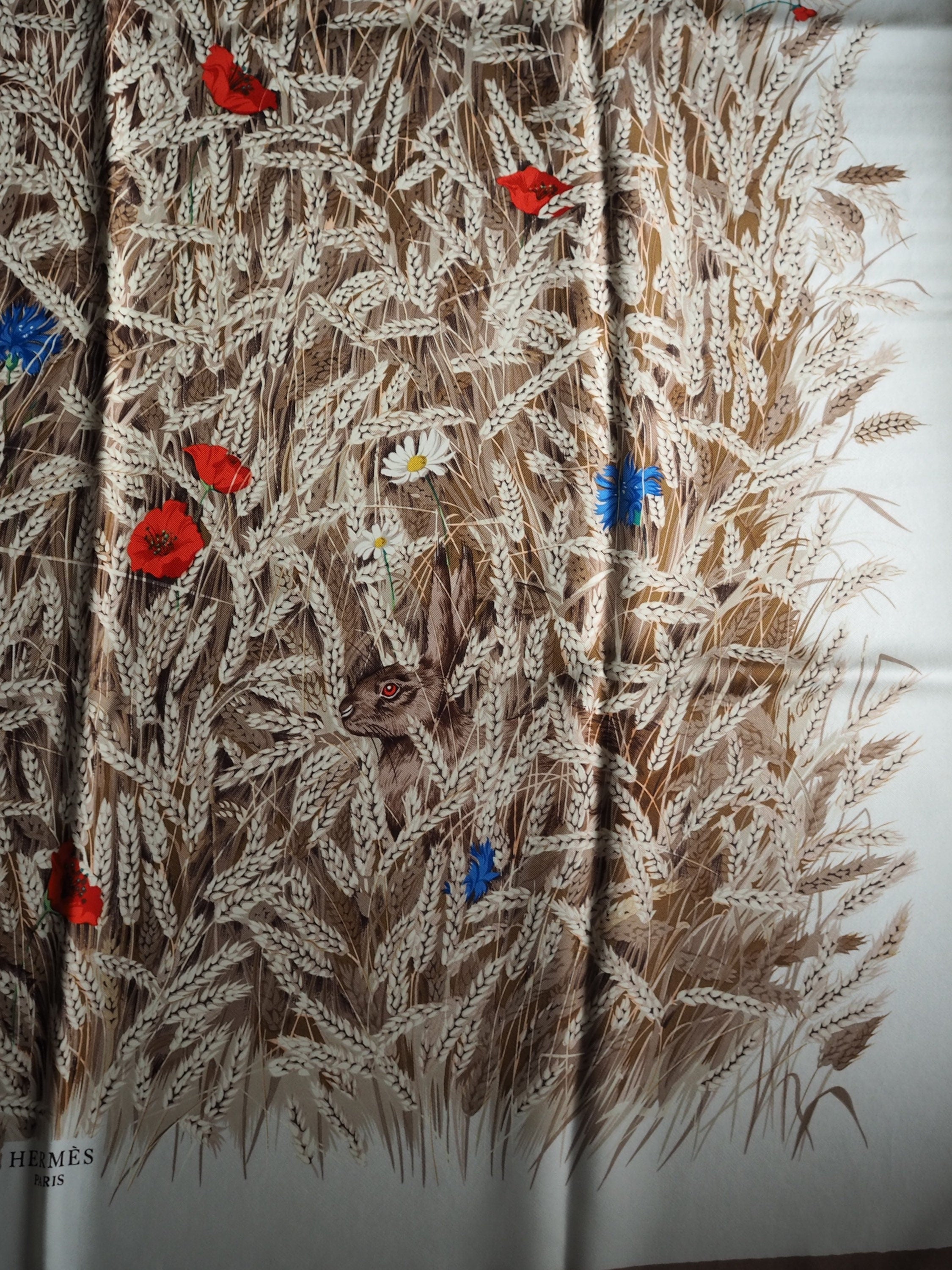 HERMES Scarf Carre 90 " Lapins Dans un Champ de " Beige Silk Rabbit Vintage Authentic