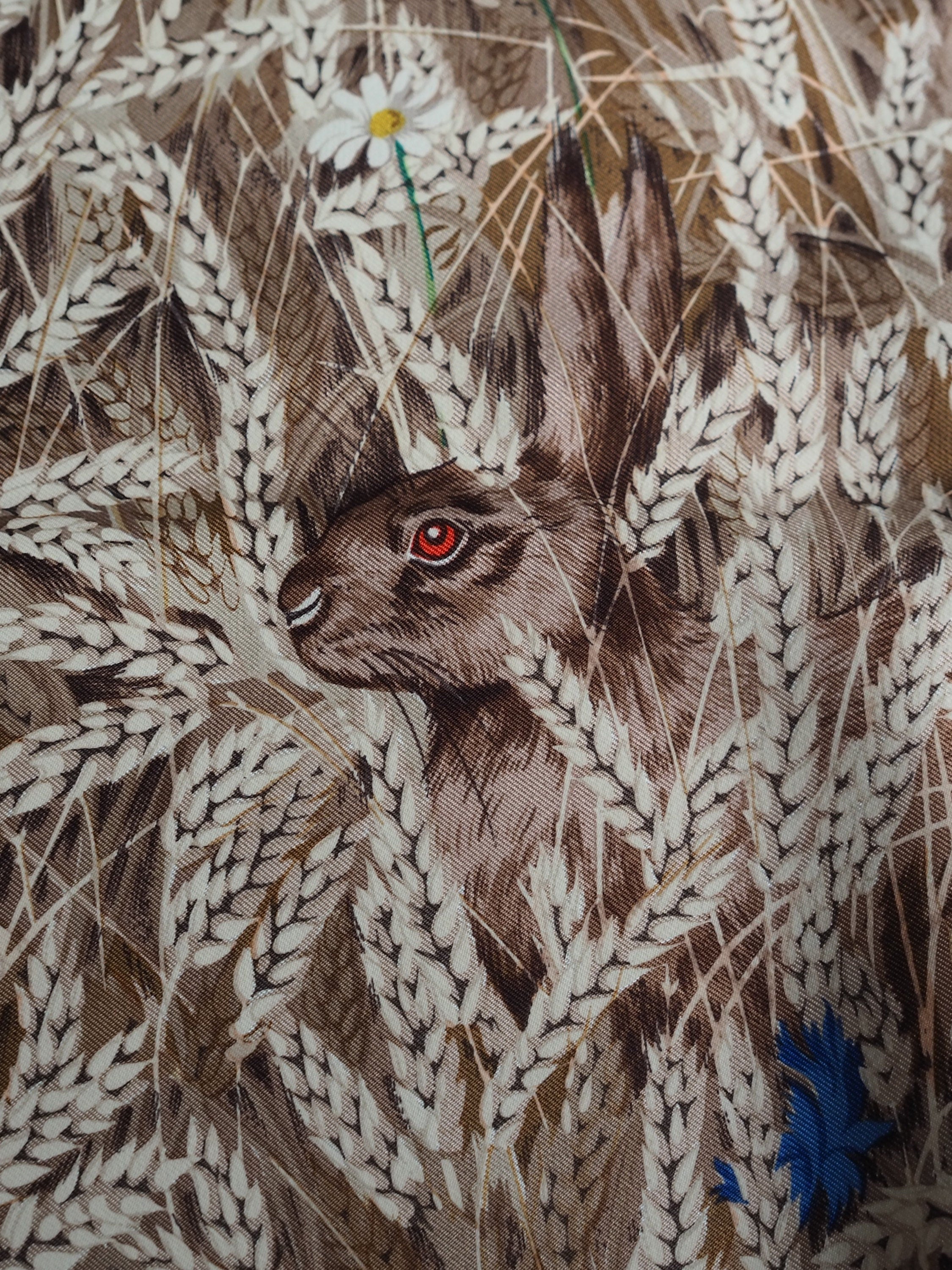 HERMES Scarf Carre 90 " Lapins Dans un Champ de " Beige Silk Rabbit Vintage Authentic