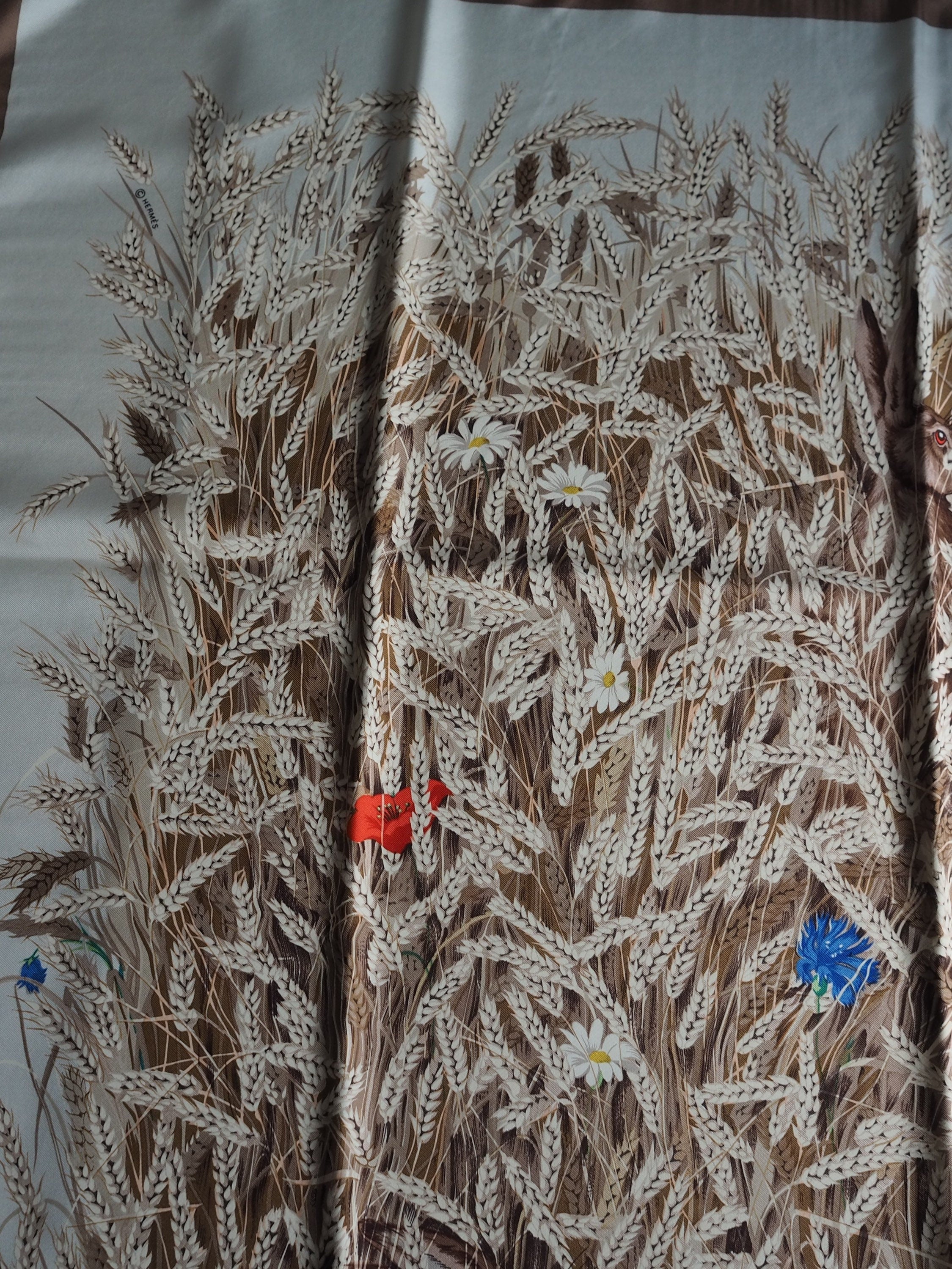 HERMES Scarf Carre 90 " Lapins Dans un Champ de " Beige Silk Rabbit Vintage Authentic