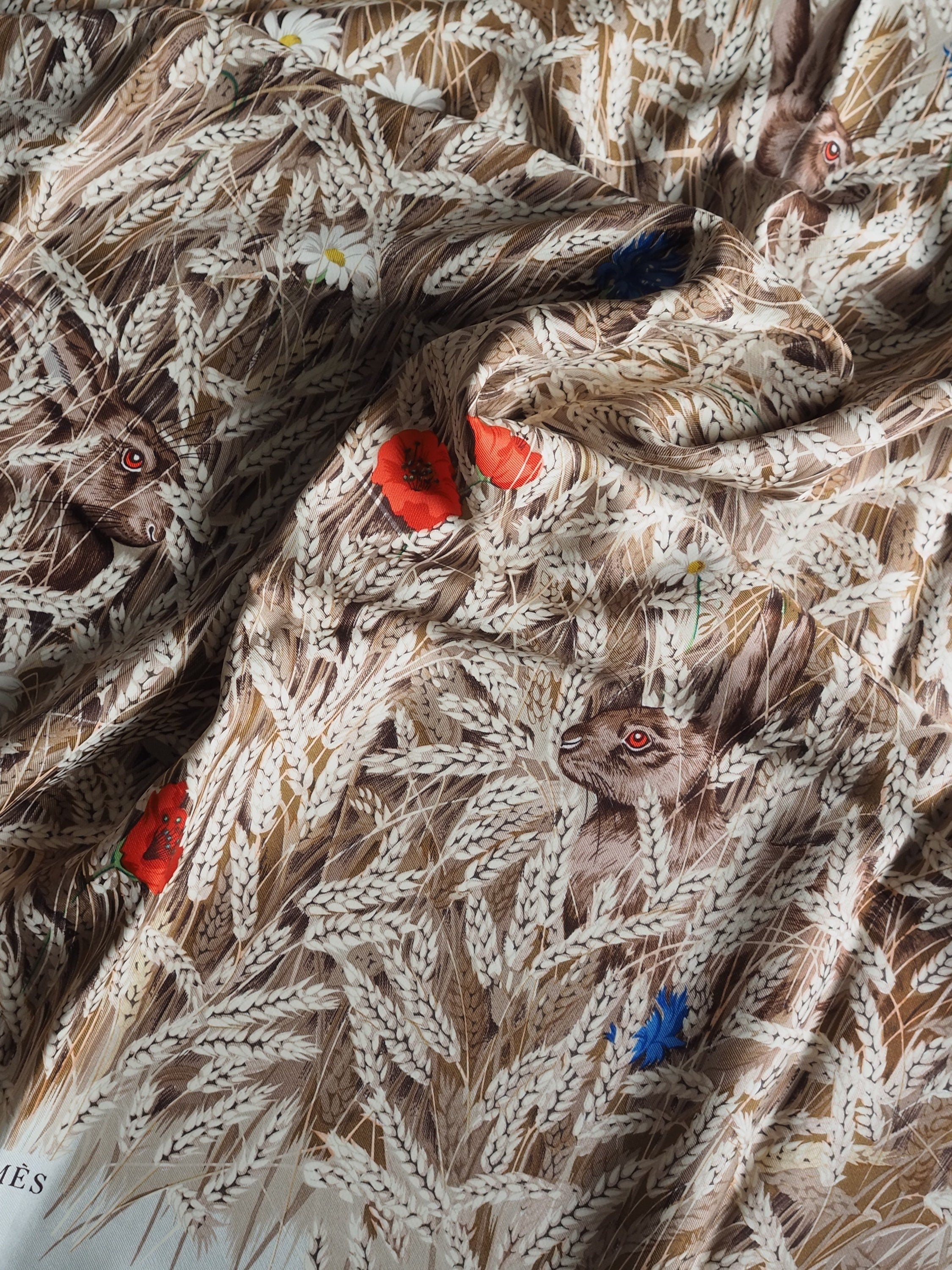 HERMES Scarf Carre 90 " Lapins Dans un Champ de " Beige Silk Rabbit Vintage Authentic