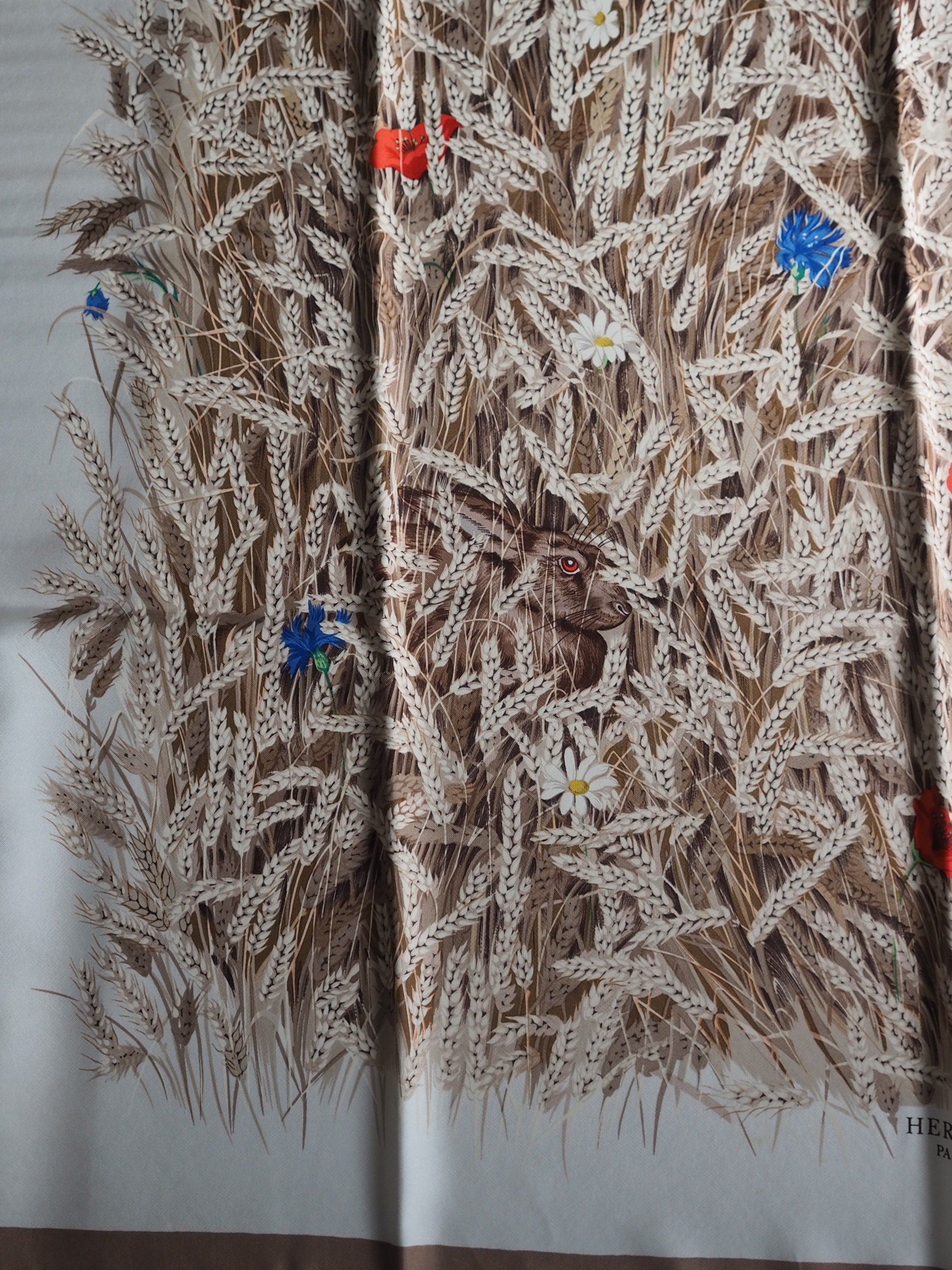 HERMES Scarf Carre 90 " Lapins Dans un Champ de " Beige Silk Rabbit Vintage Authentic