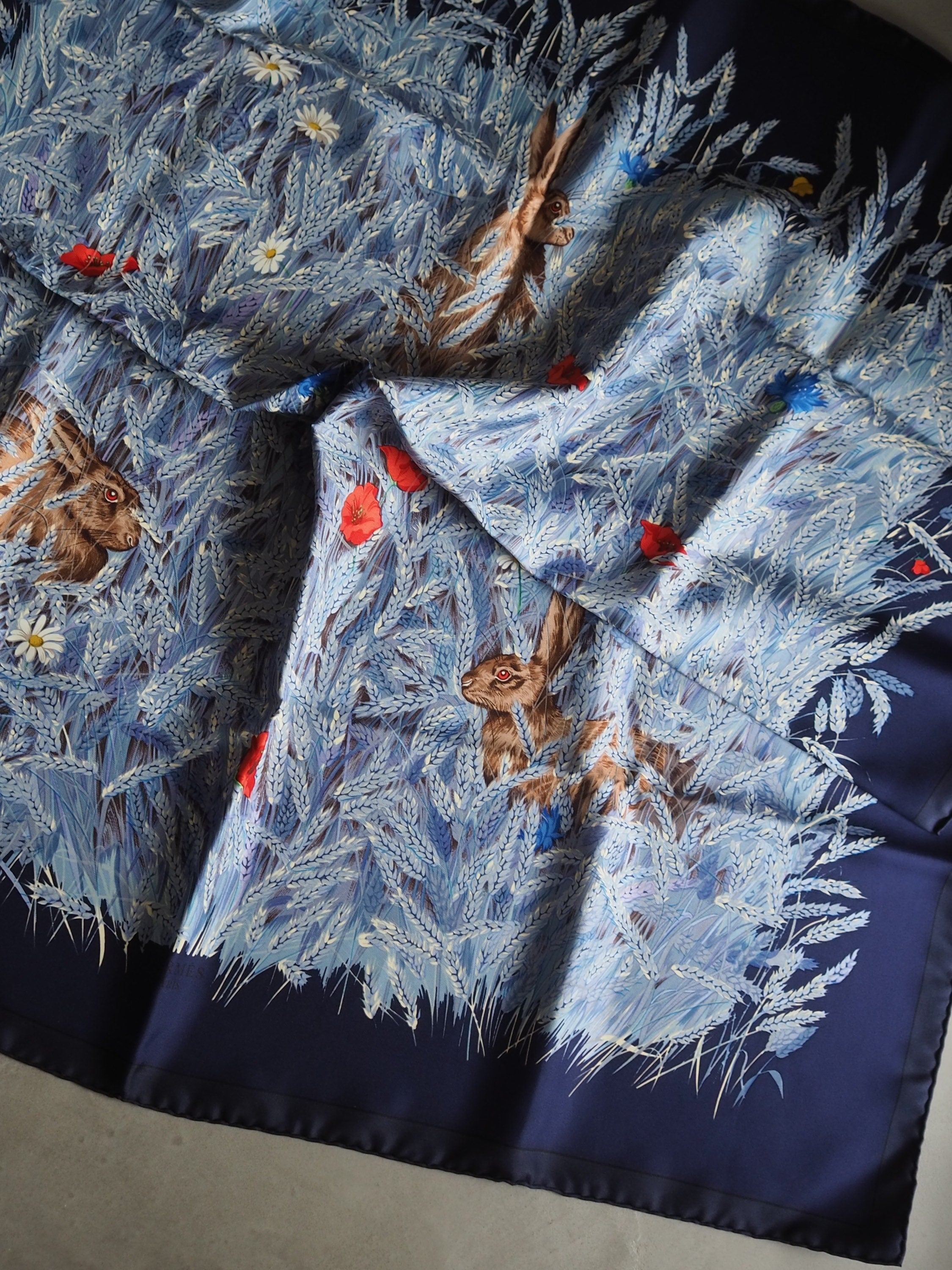 HERMES Scarf Carre 90 " Lapins Dans un Champ de " Blue Silk Rabbit Vintage Authentic