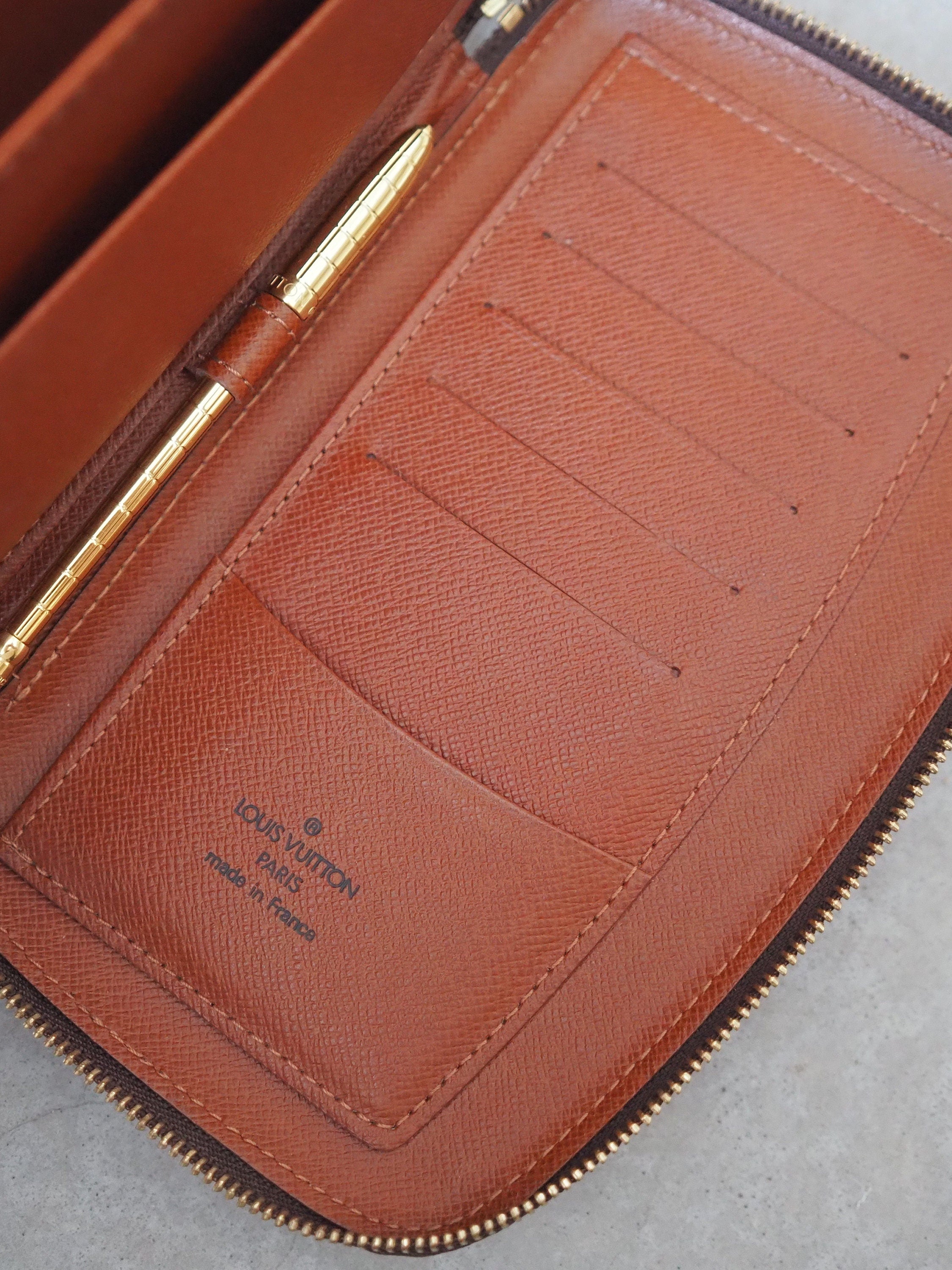 LOUIS VUITTON Monogram Zip Wallet Passport Card Pas Case Agenda Brown With Pen Vintage Authentic