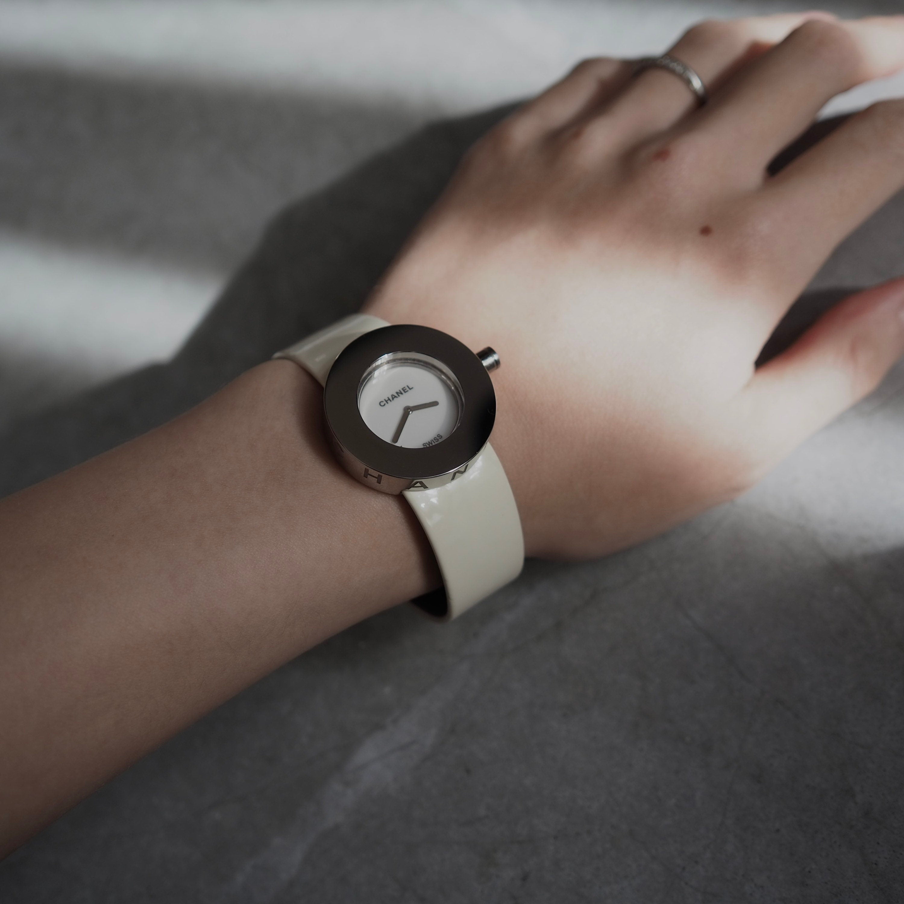 CHANEL La Ronde Watch Wristwatch White Dial Silver Metal Quartz Vintage Authentic