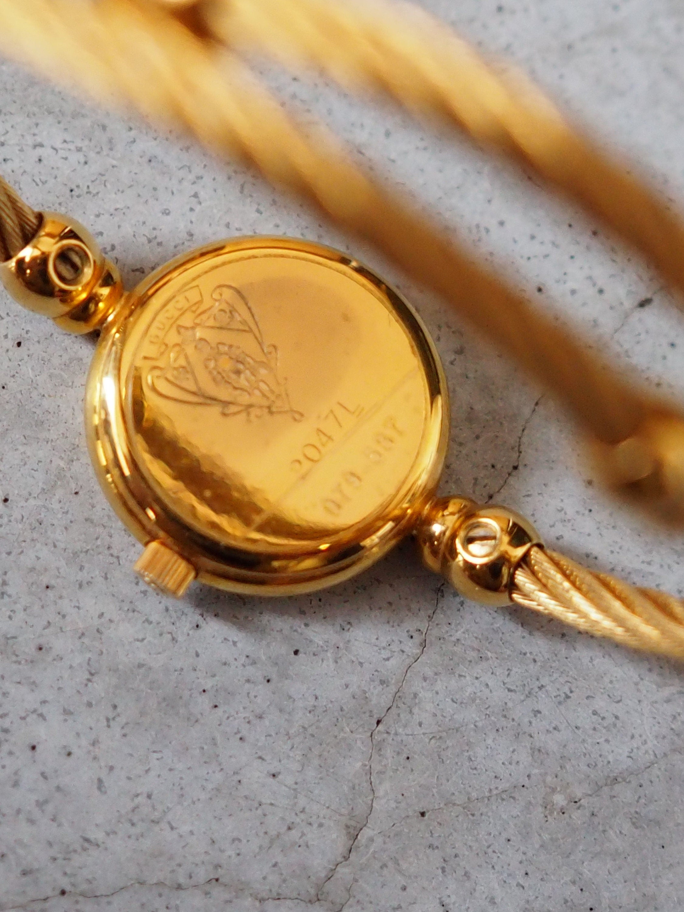 GUCCI Shelly Bangle Watch Wristwatch Gold Metal Vintage Authentic