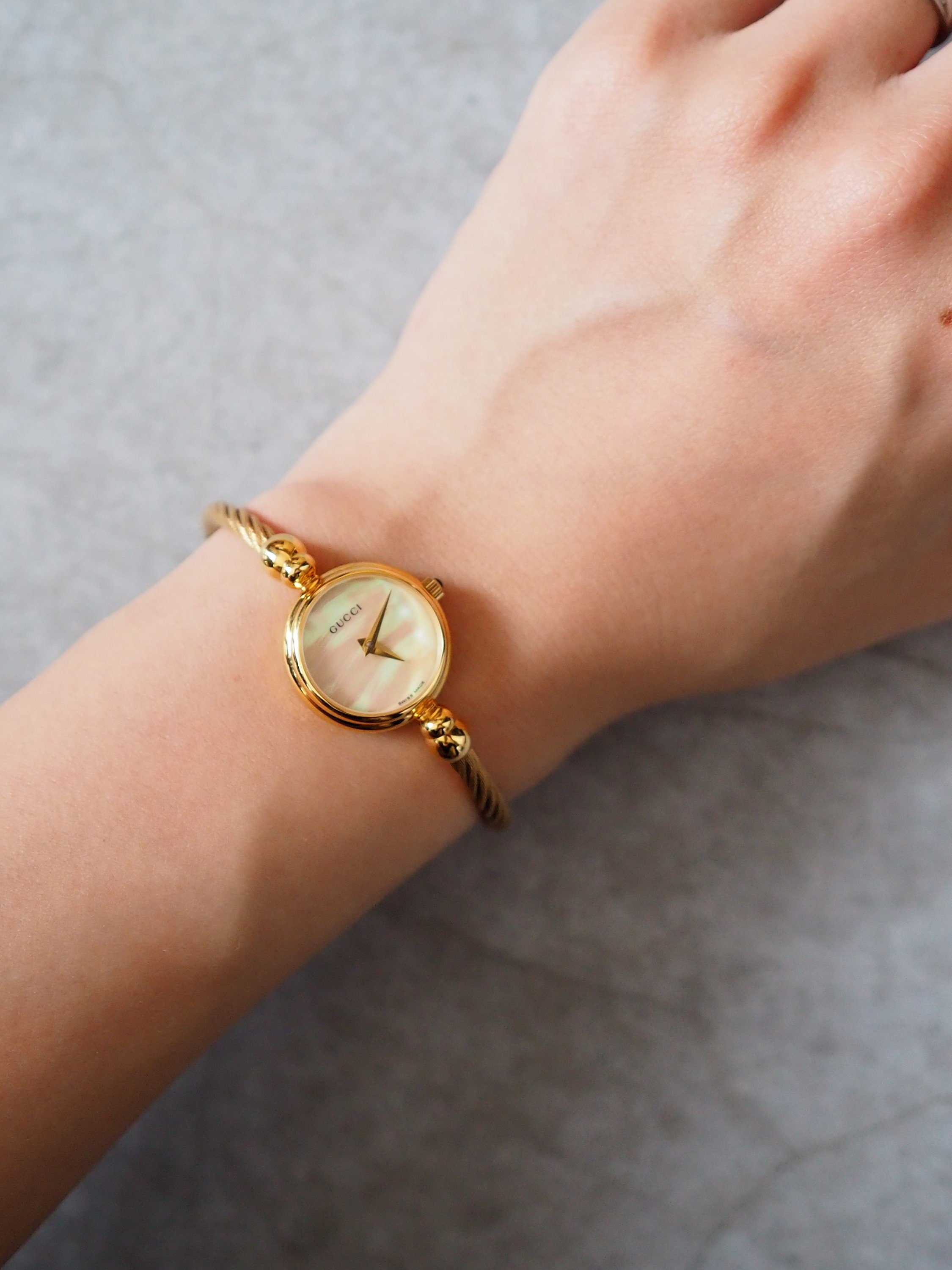 GUCCI Shell Bangle Watch Wristwatch Gold Metal Vintage Authentic