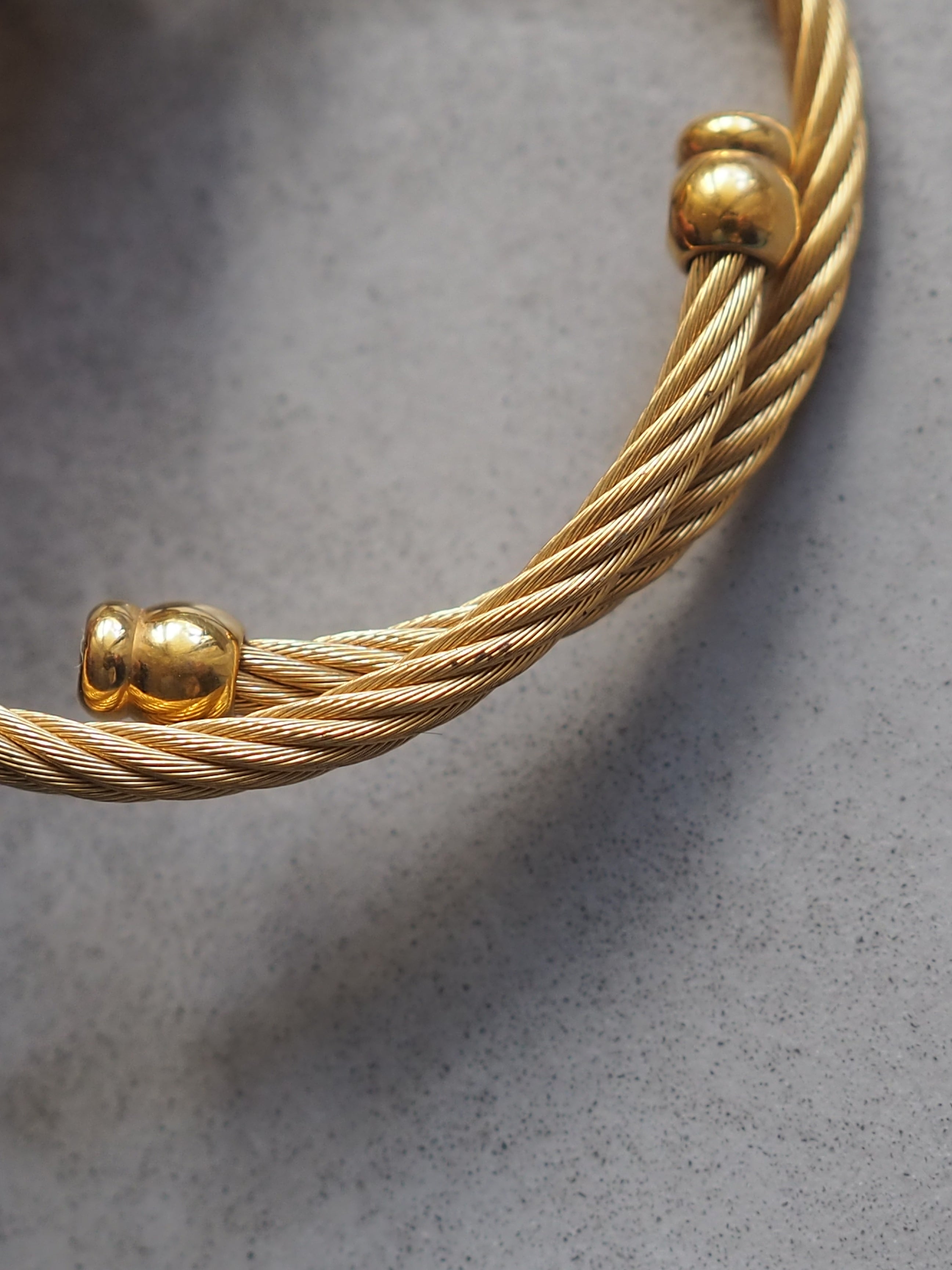 GUCCI グッチ シェル バングル ウォッチ 腕時計 ゴールド ヴィンテージ