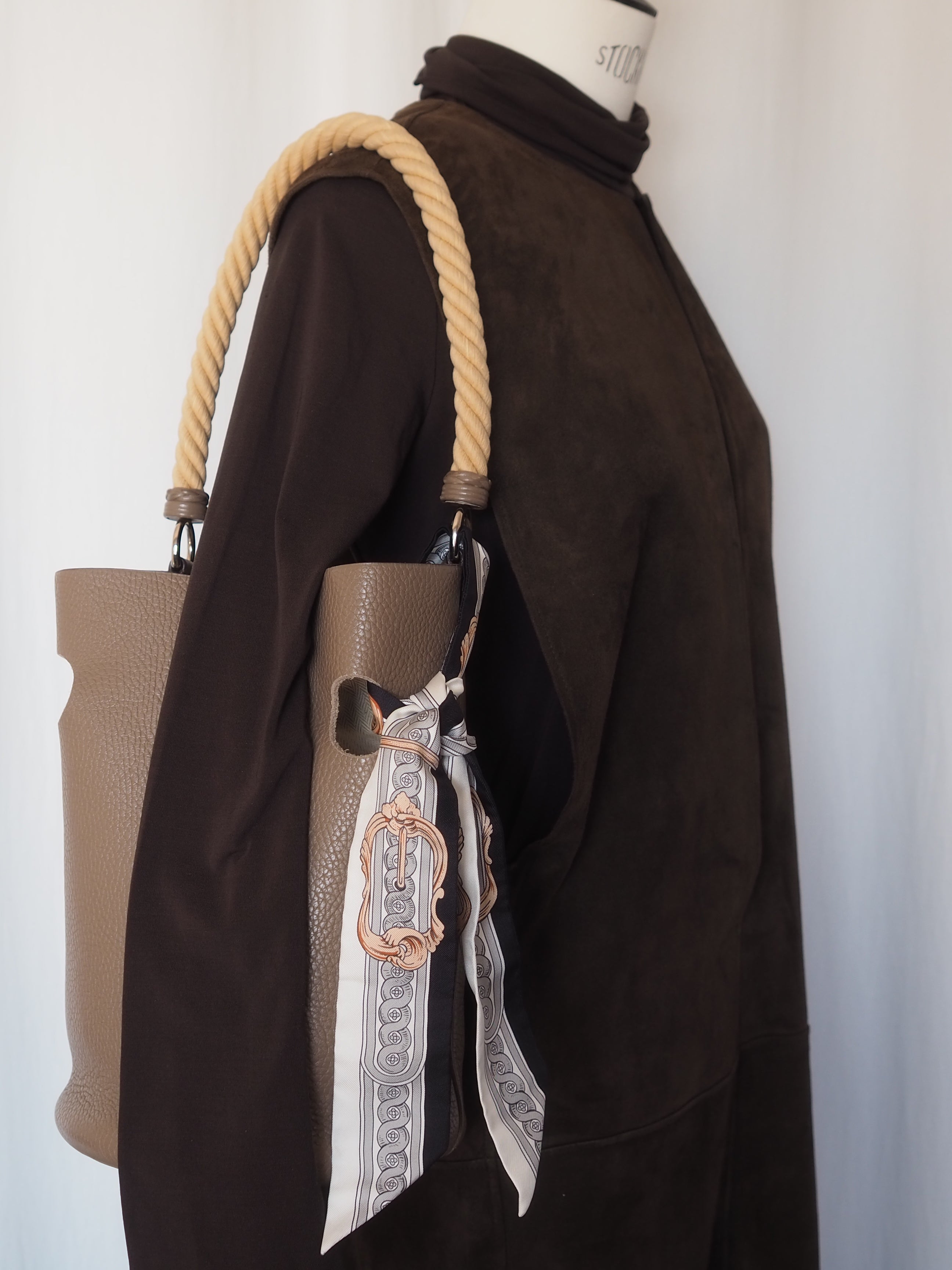 HERMÈS “Bride de Cour” Twilly Scarf