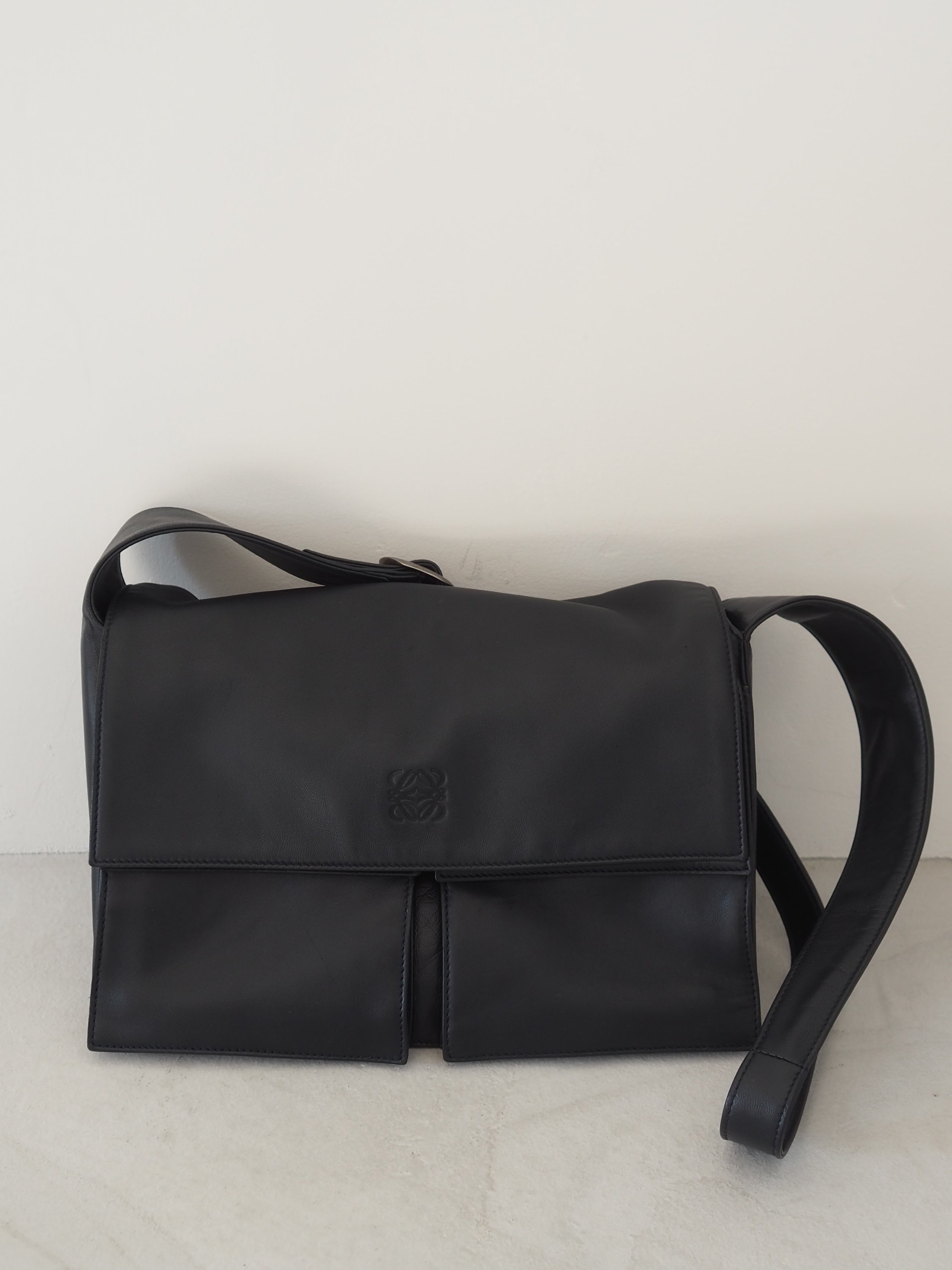 LOEWE ロエベ アナグラム ショルダーバッグ ブラック ナッパ レザー