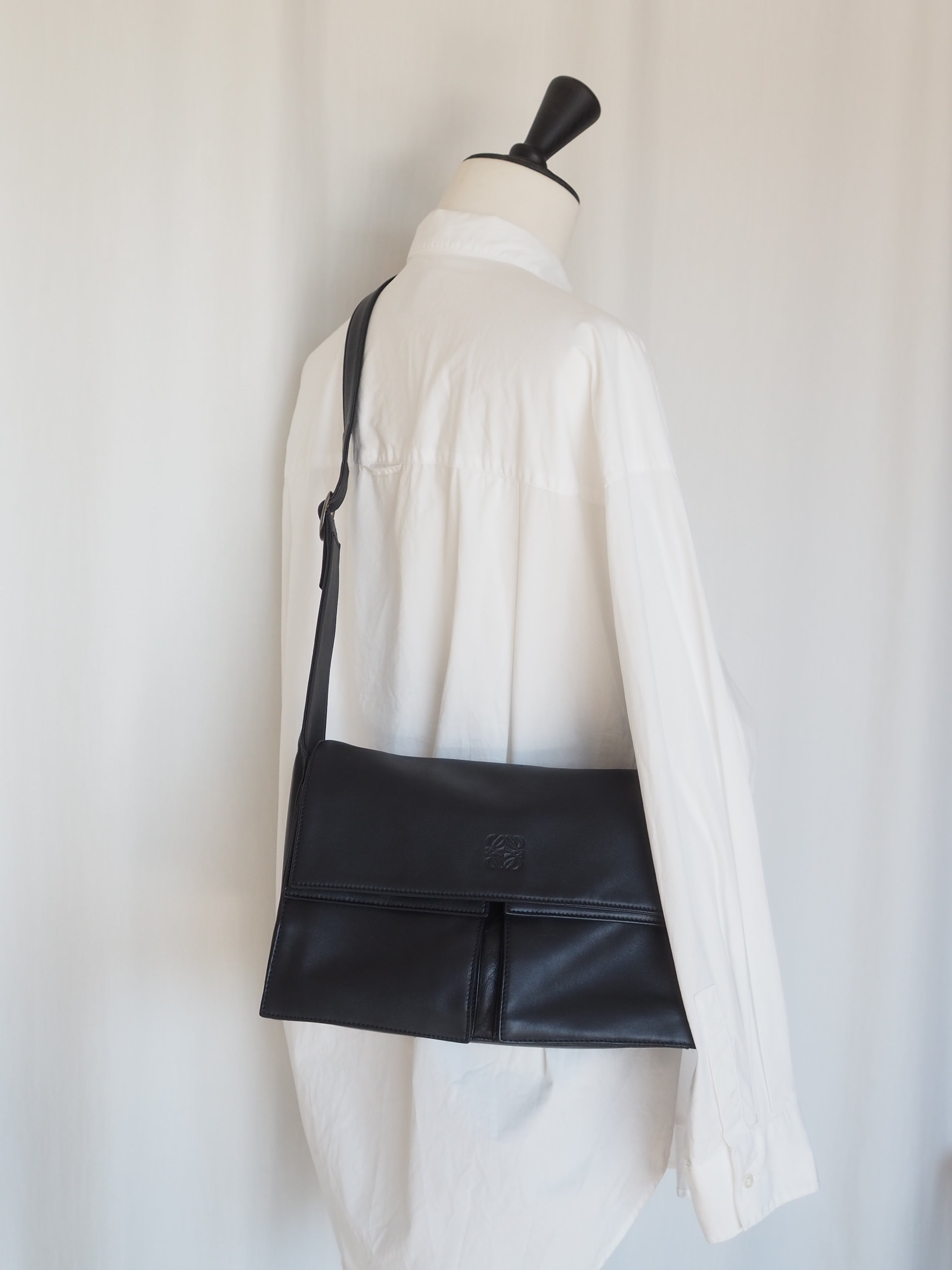 LOEWE ロエベ アナグラム ショルダーバッグ ブラック ナッパ レザー