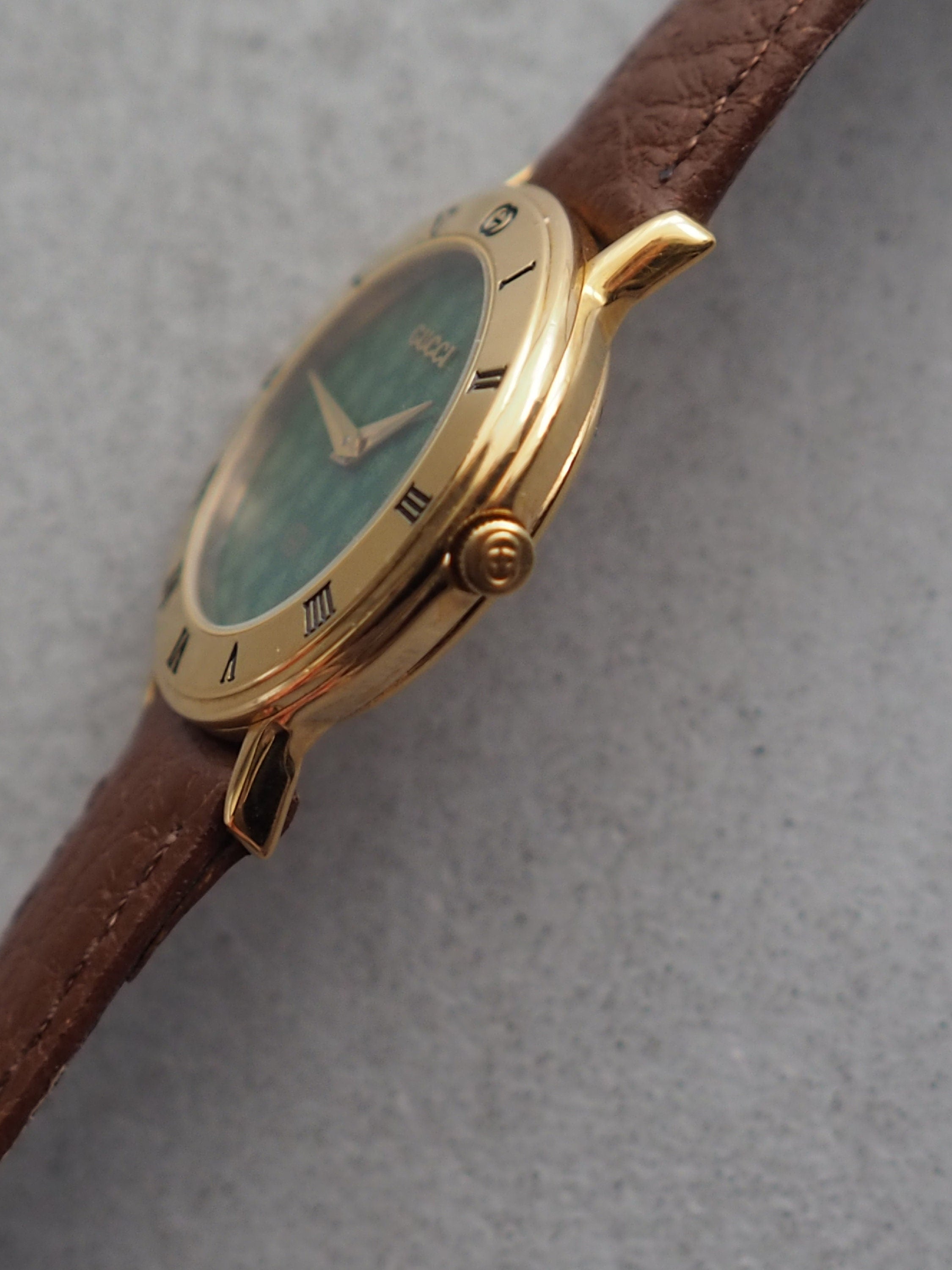 GUCCI GG Round Watch Wristwatch Gold Metal Green Brown Leather Vintage Authentic