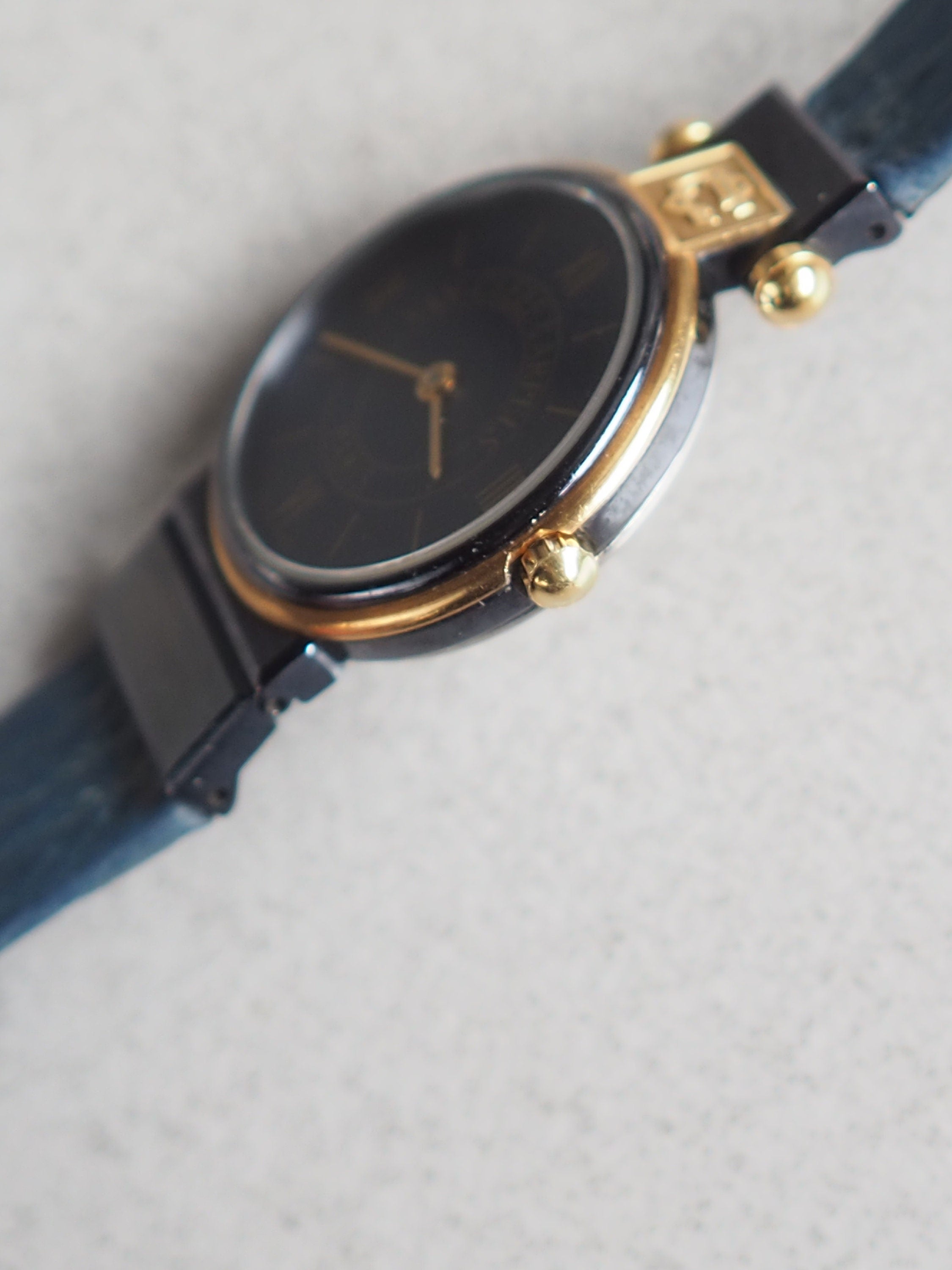 Van Cleef & Arpels La Collection Round Watch Wristwatch Gold Metal Blue Leather Ladies Vintage Authentic