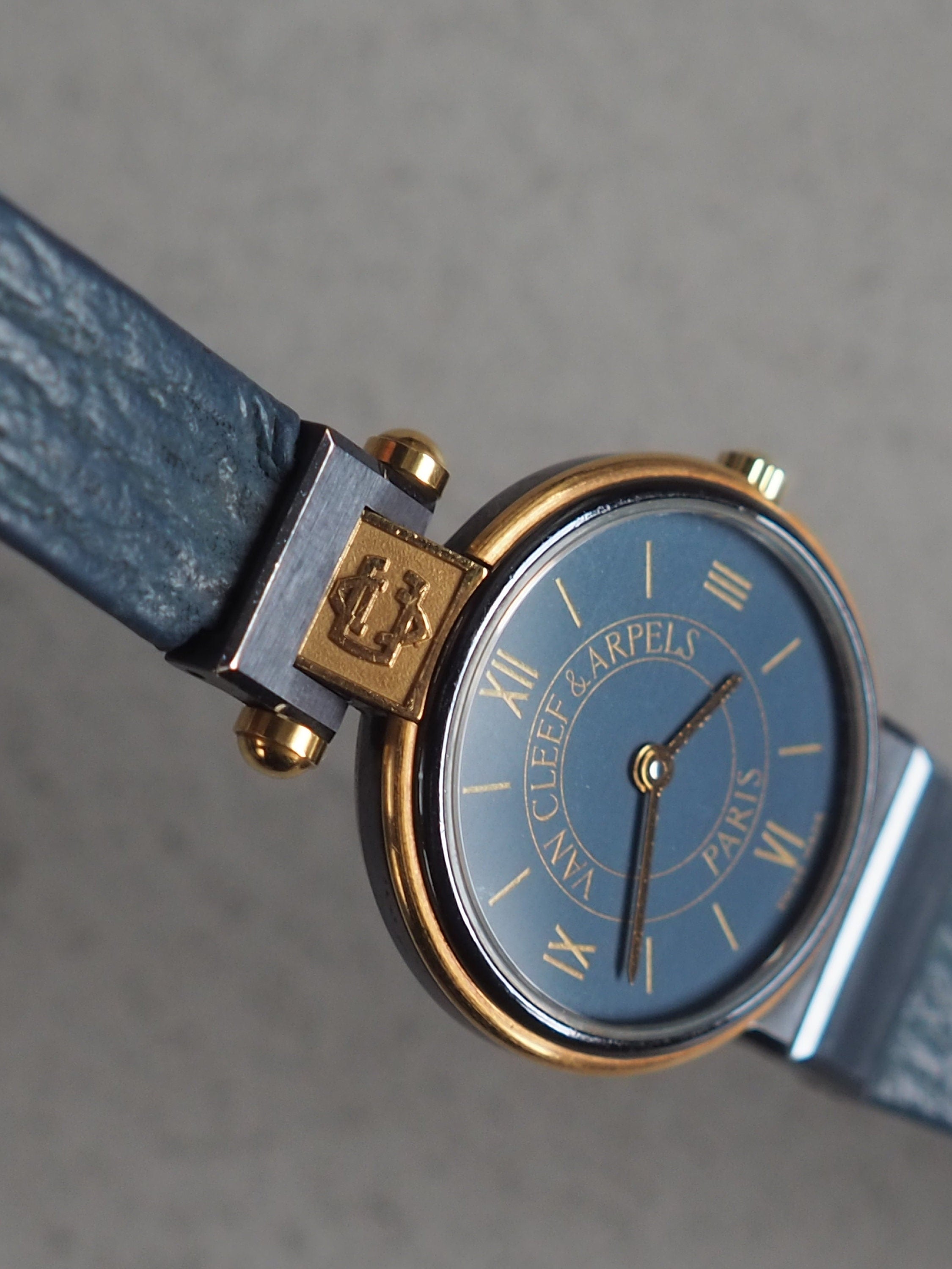 Van Cleef & Arpels La Collection Round Watch Wristwatch Gold Metal Blue Leather Ladies Vintage Authentic