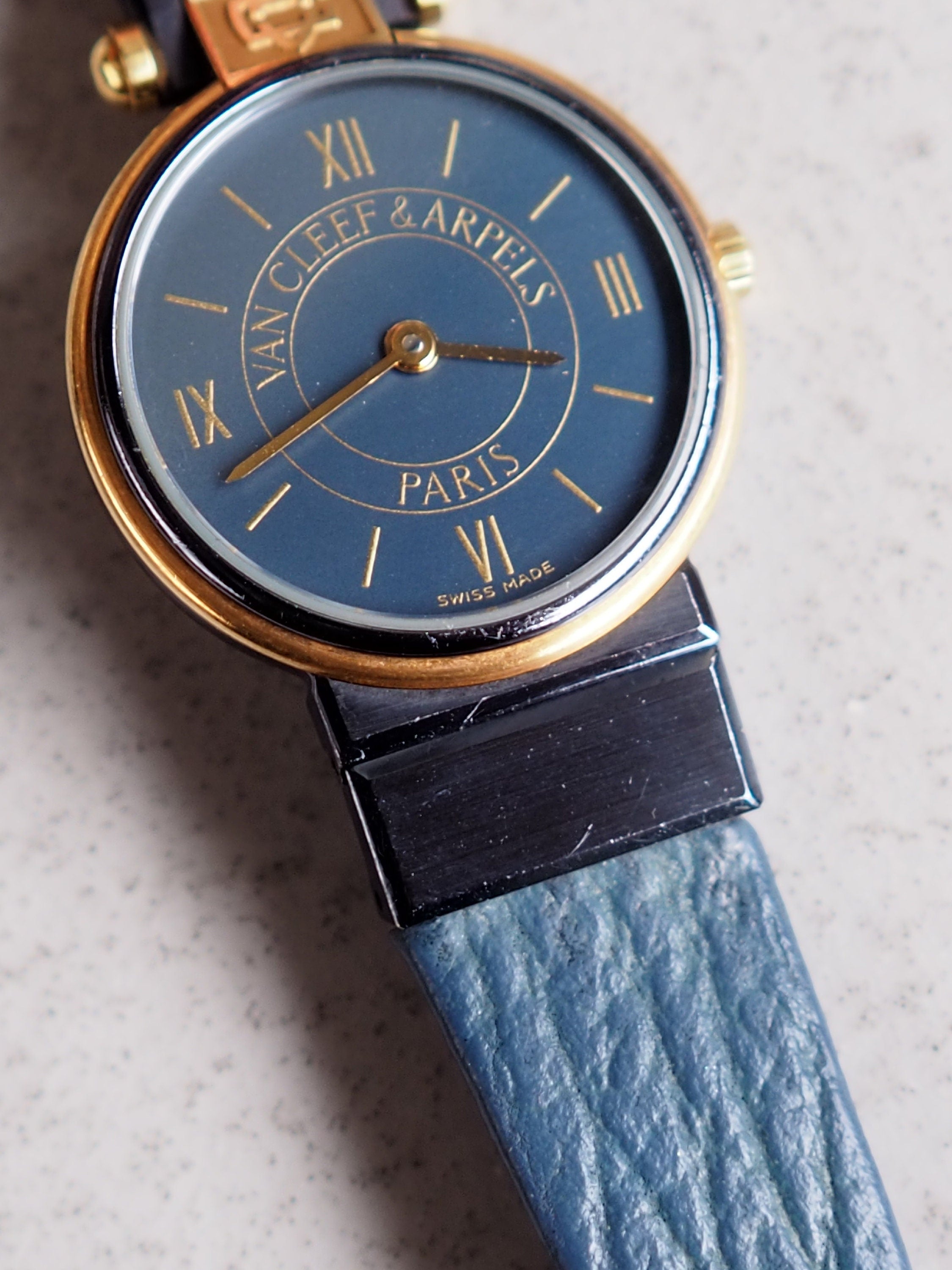 Van Cleef & Arpels La Collection Round Watch Wristwatch Gold Metal Blue Leather Ladies Vintage Authentic