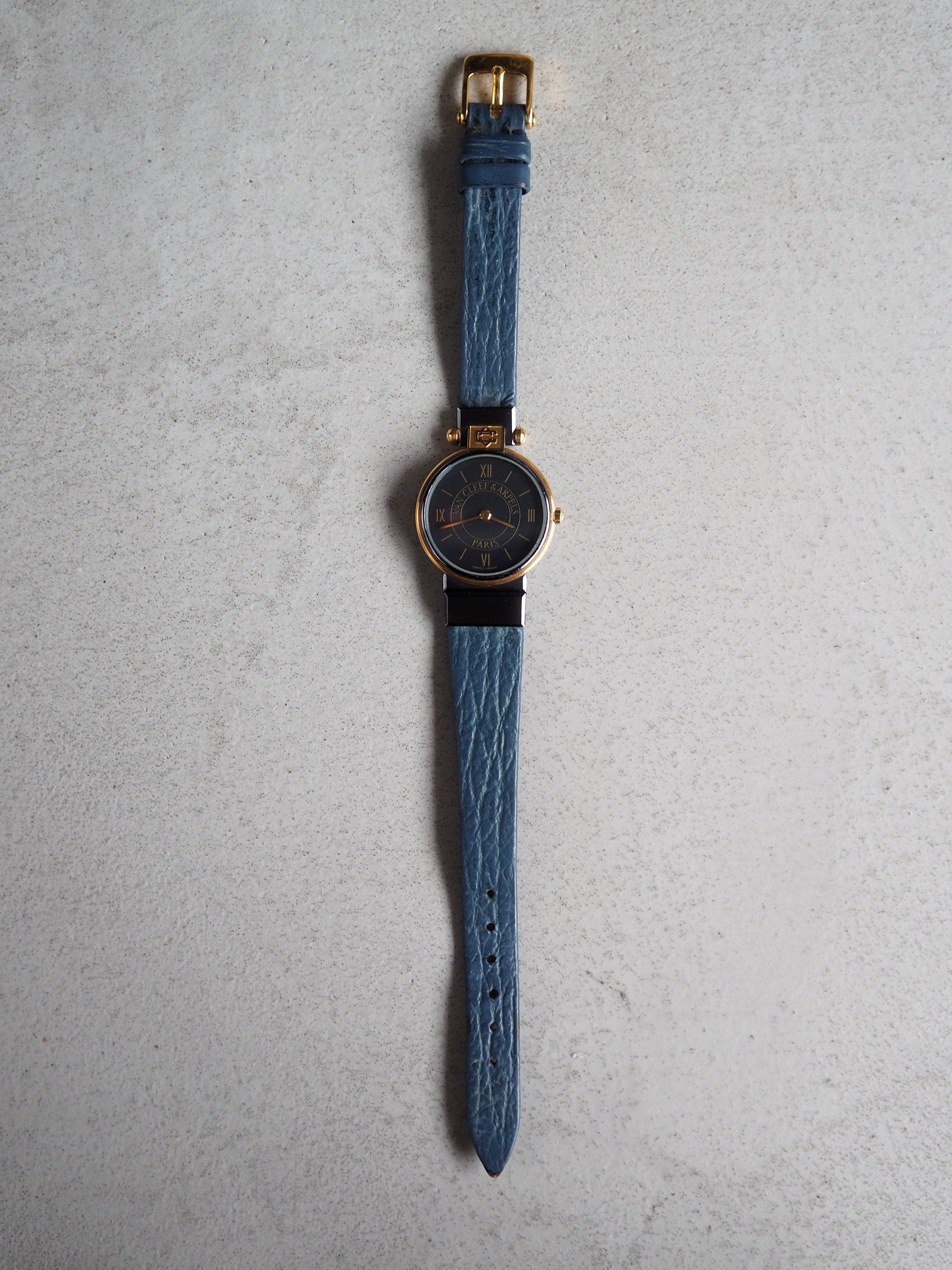 Van Cleef & Arpels La Collection Round Watch Wristwatch Gold Metal Blue Leather Ladies Vintage Authentic