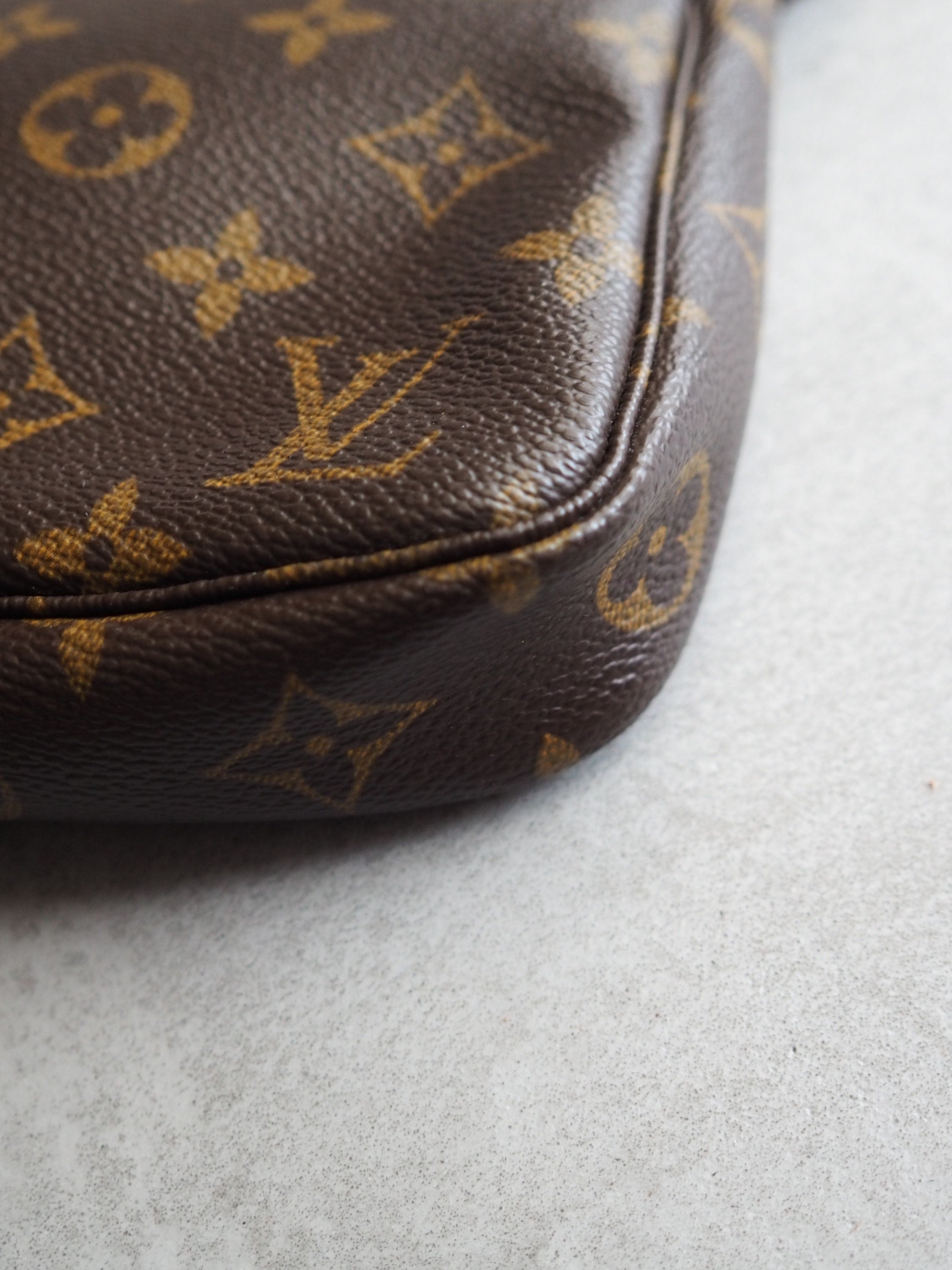 LOUIS VUITTON  Monogram Pochette Accessoires Pouch Mini hand Bag Vintage Authentic