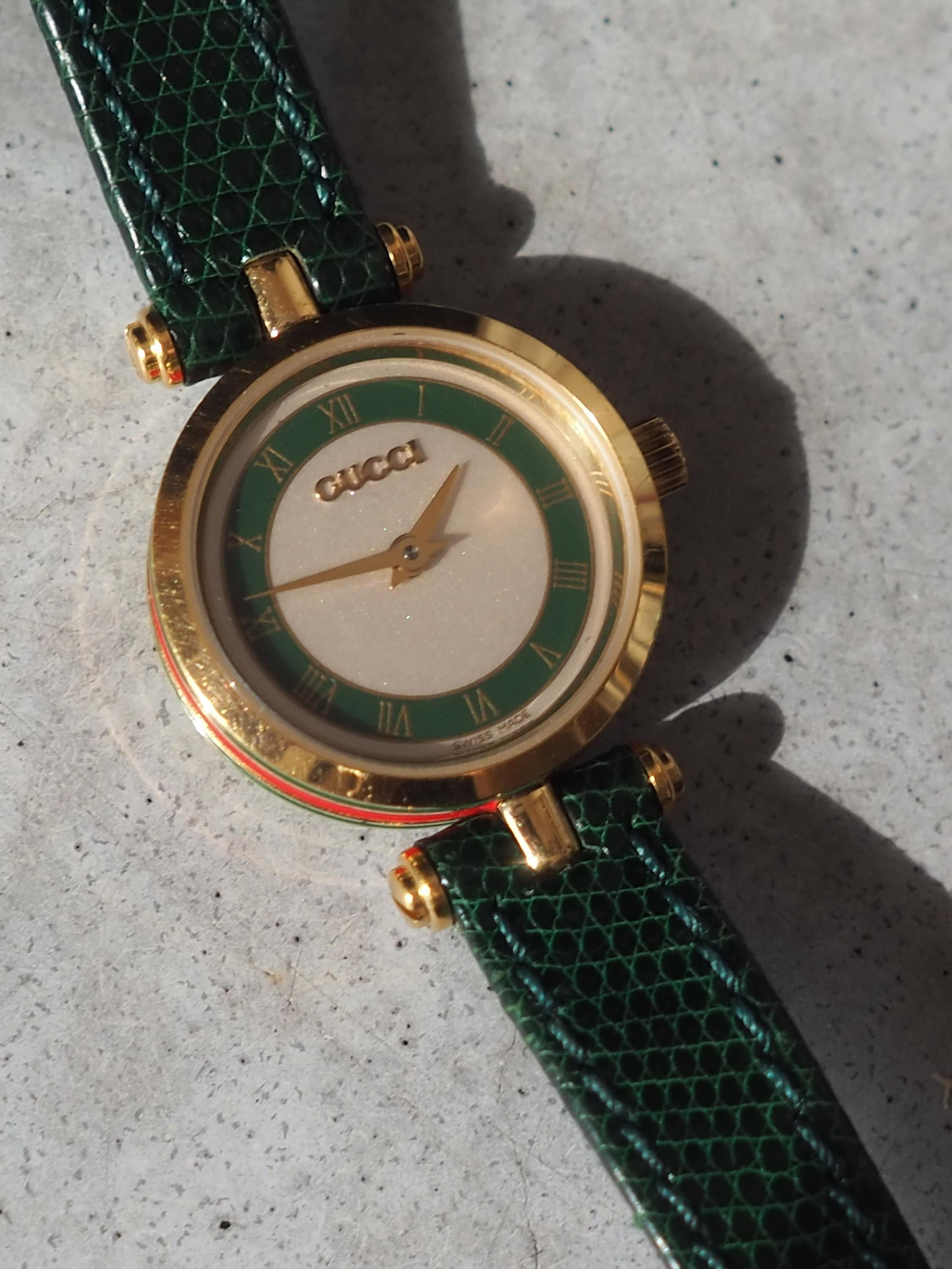 GUCCI Shelly Watch Wristwatch Gold Metal Green Leather Vintage Authentic