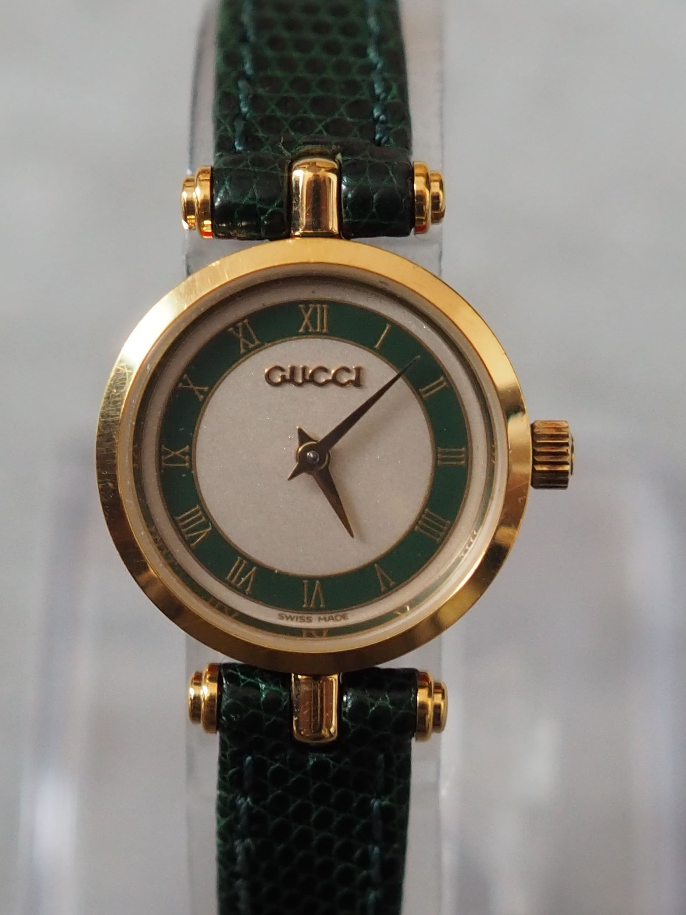 GUCCI Shelly Watch Wristwatch Gold Metal Green Leather Vintage Authentic